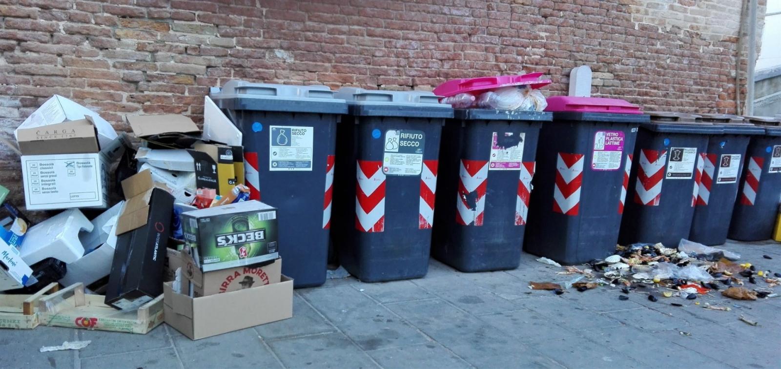 Bidoni stracolmi, la ristorazione fa a pugni con il decoro