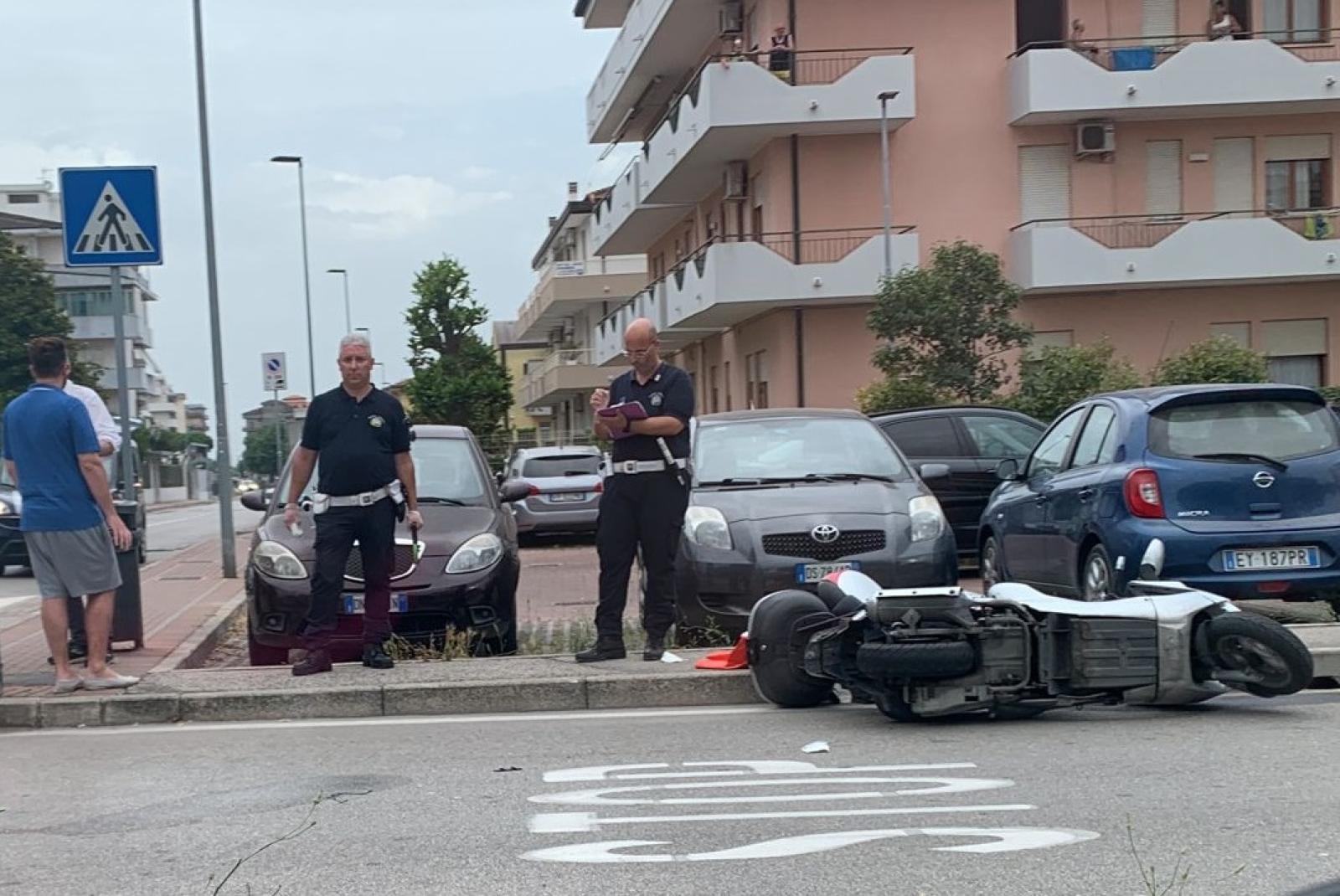 Scooter contro auto, finisce all'ospedale