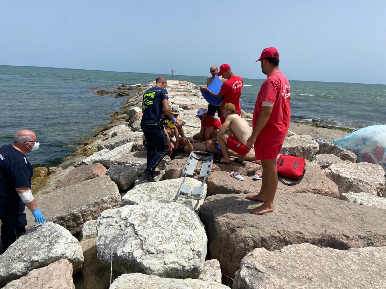 Ubriaco cade dalla diga, salvato dai bagnini