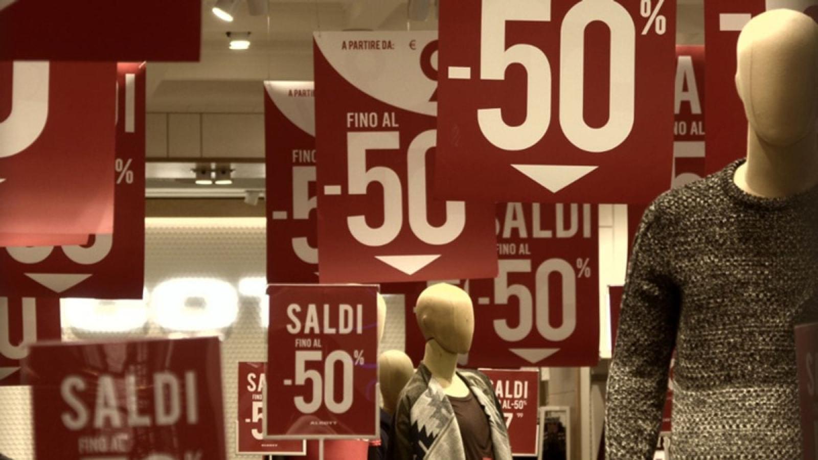 Tutto pronto per il saldi estivi: a spendere saranno soprattutto i giovani