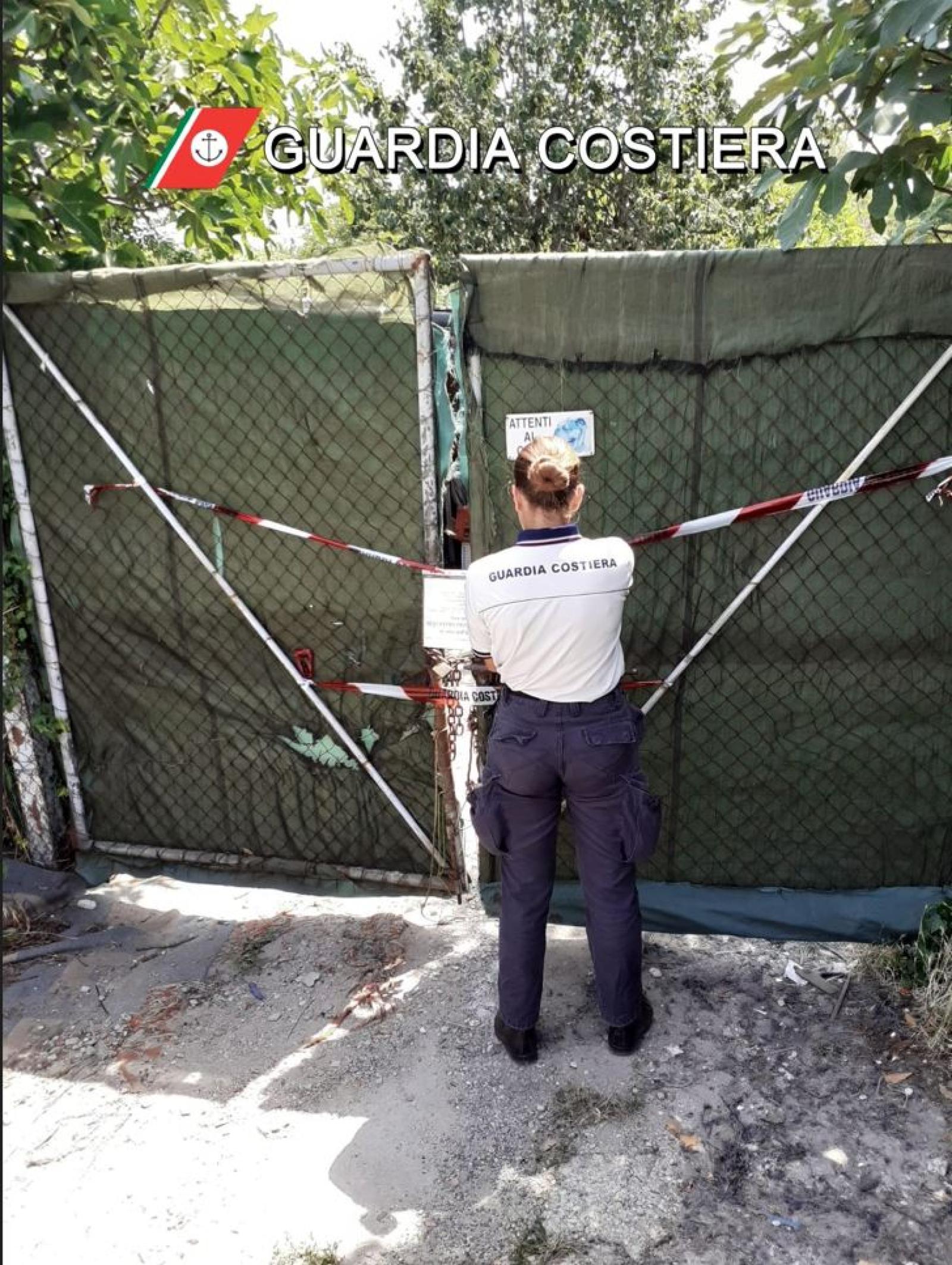 Una discarica mostruosa in riva al mare