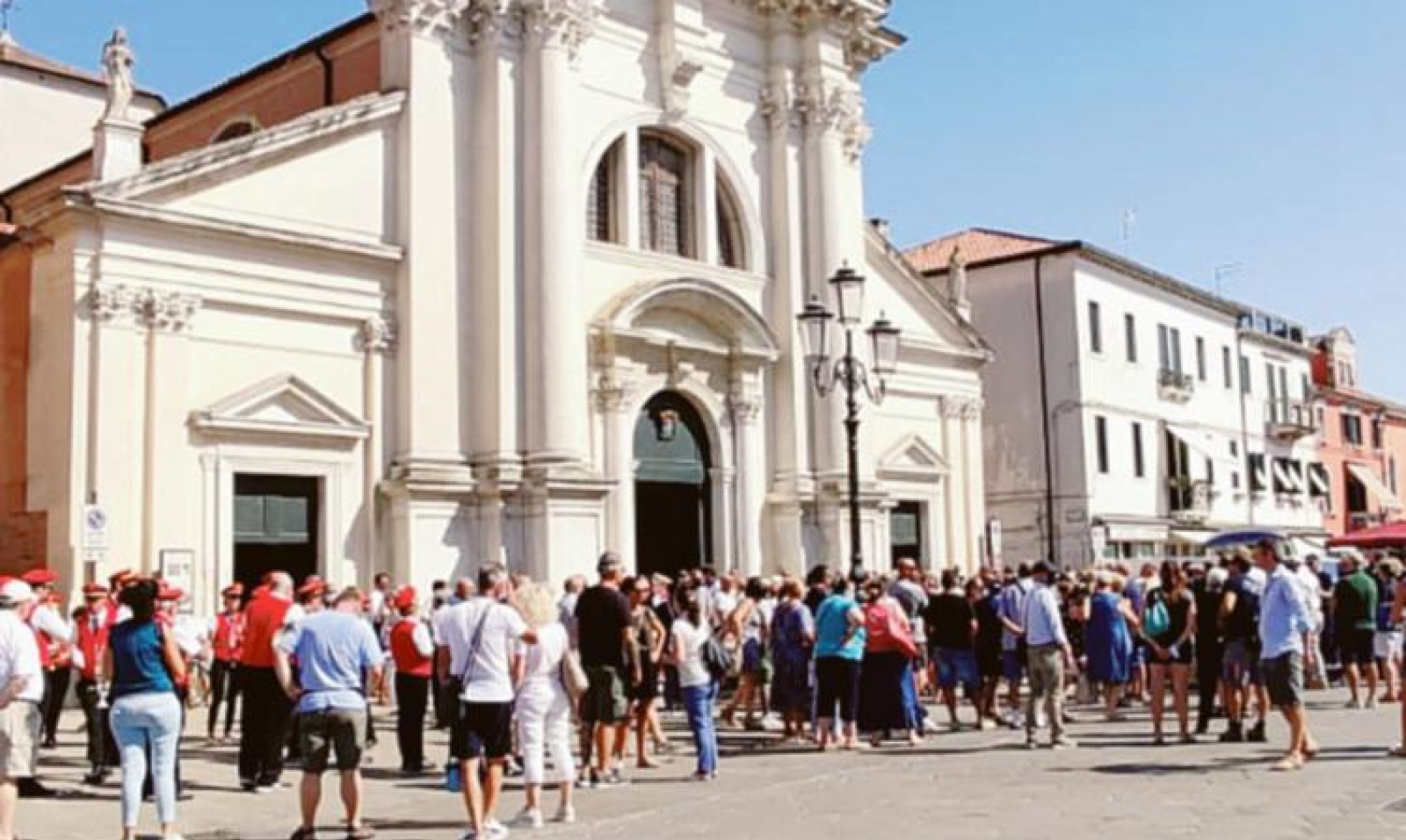 Una folla per l&rsquo;addio a Renzo