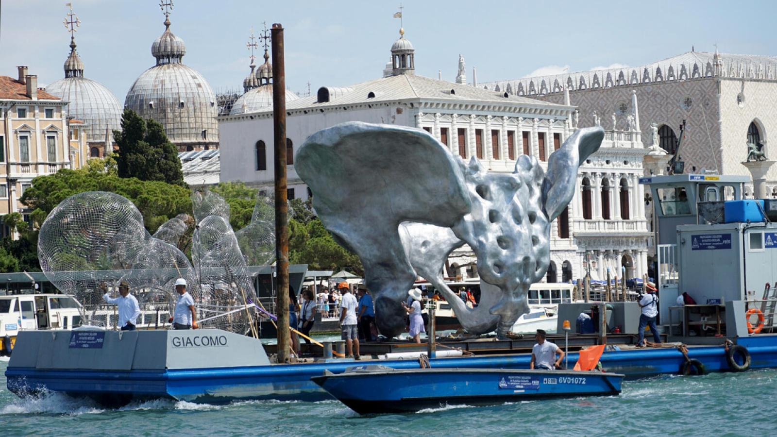 A Venezia Quinn installa Baby 3.0, omaggio al mistero della nascita