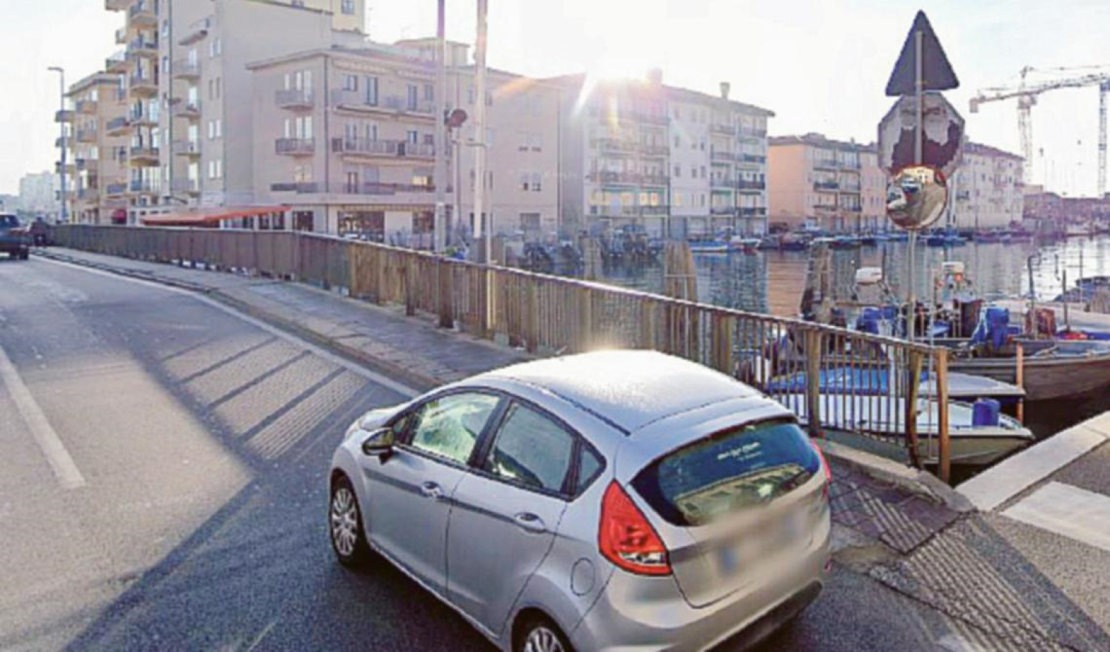 Lavori sul ponte girevole, chiuso ad auto e a camion