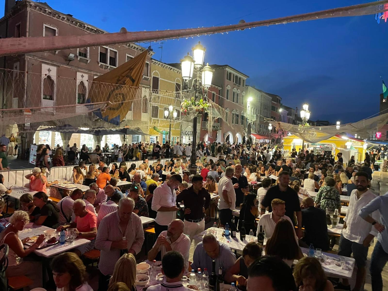 In decine di migliaia alla Sagra del pesce: stasera il gran finale