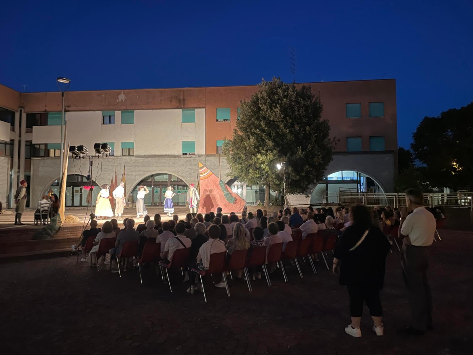 I "chiozzotti" danno spettacolo in piazza con le loro baruffe