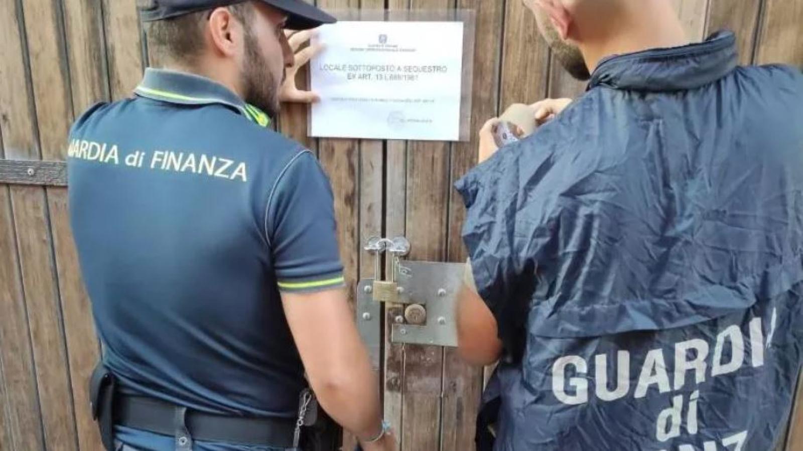Maxi sequestro al centro di lavorazione vongole abusivo