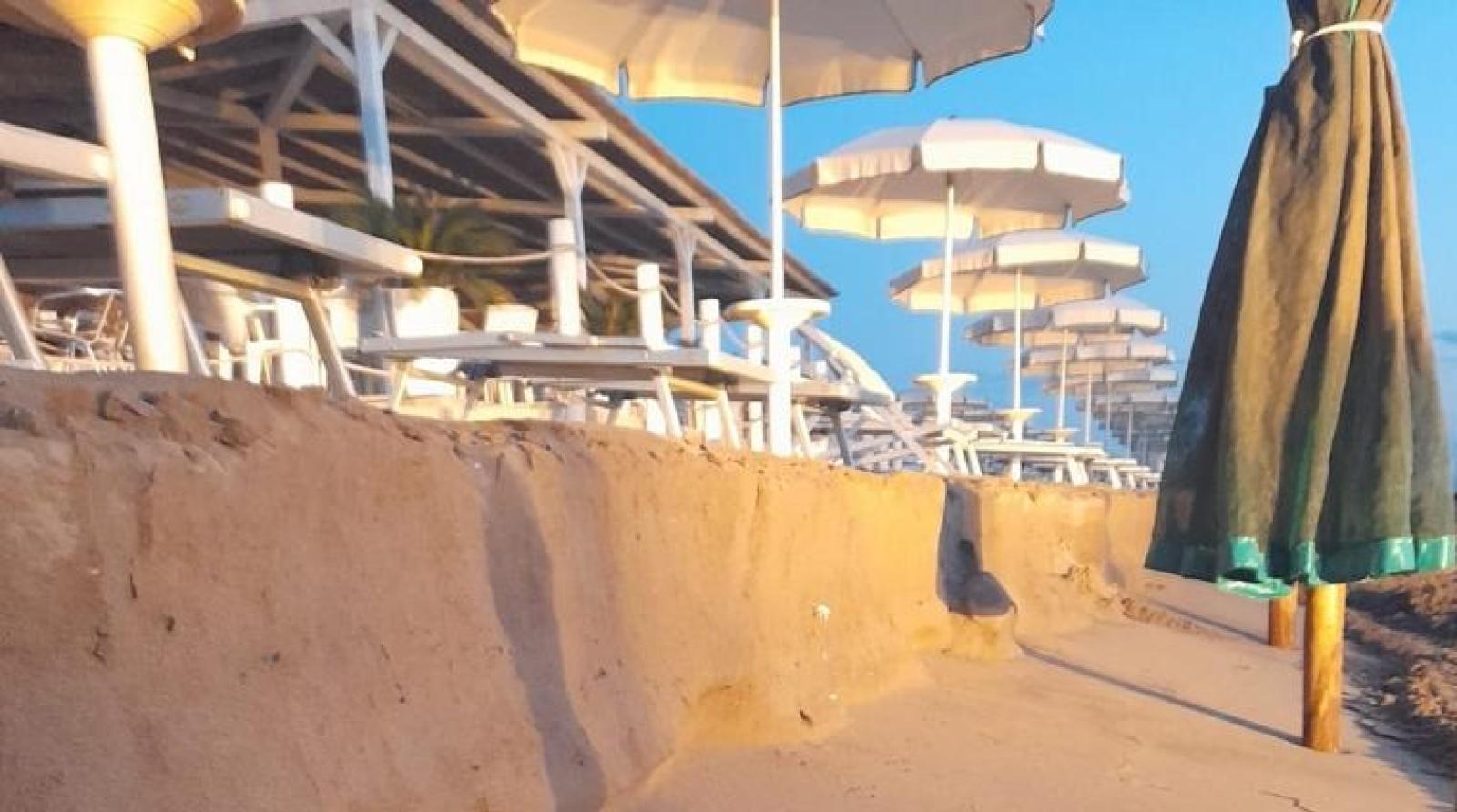 Bora, il mare si mangia la spiaggia