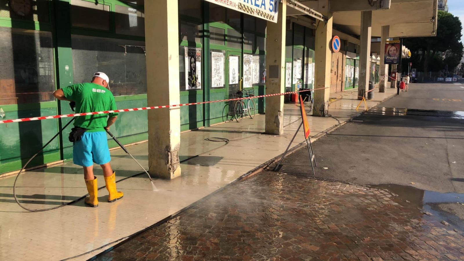 Attesa del bus pi&ugrave; decorosa, pulizia fatta!