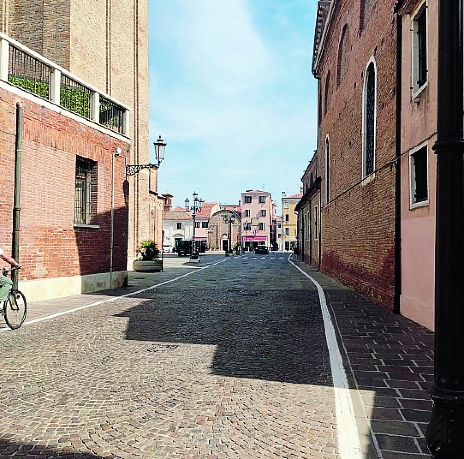 In Calle Duomo sfrecciano auto e moto