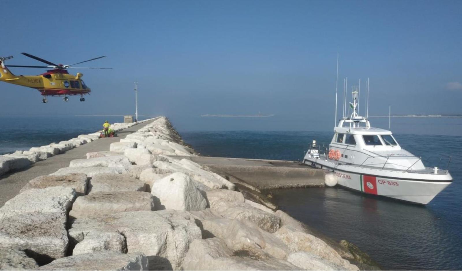 Si butta in mare dal terminal, lo salva la Guardia Costiera