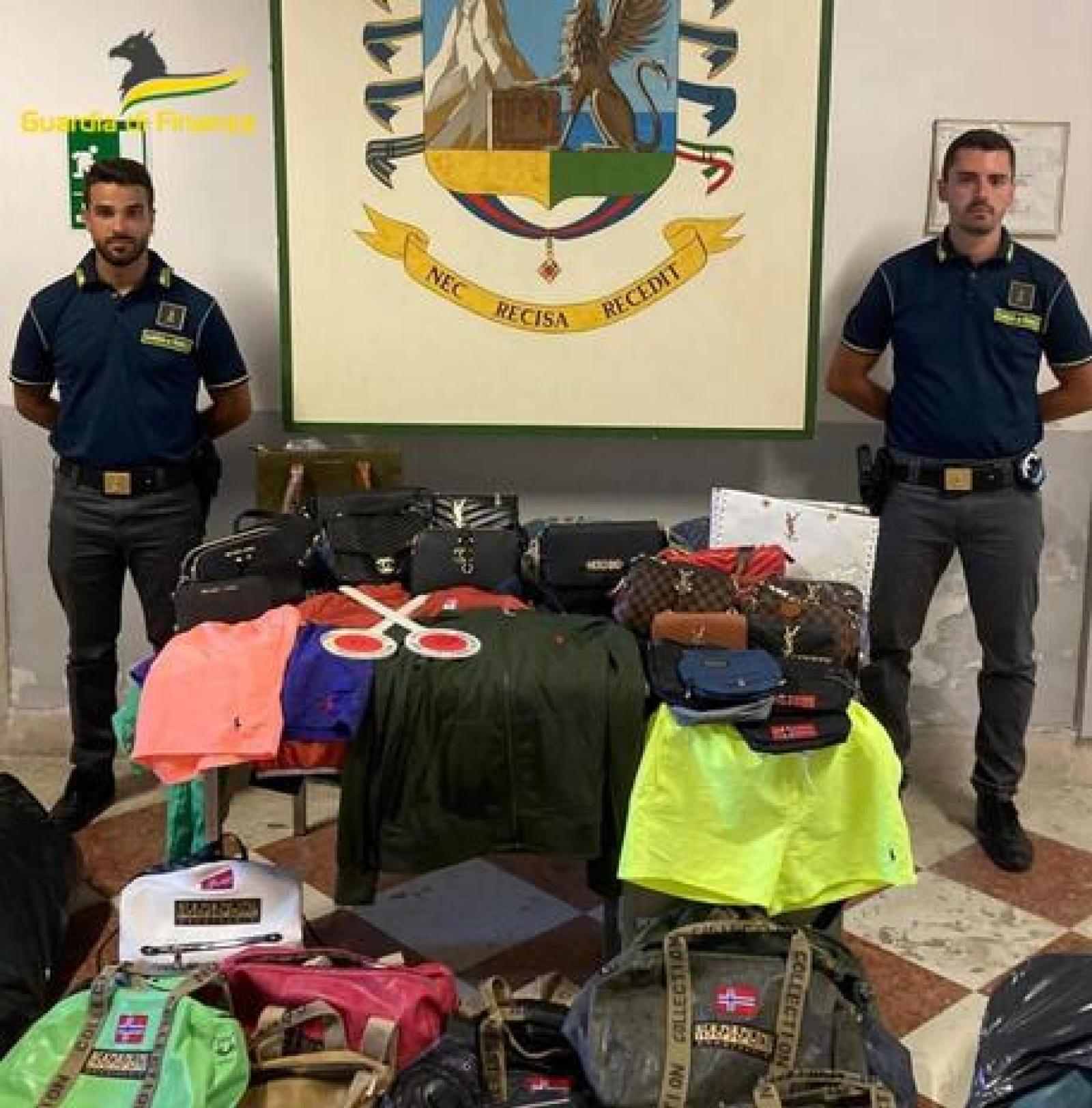 Maxi sequestro di merce contraffatta