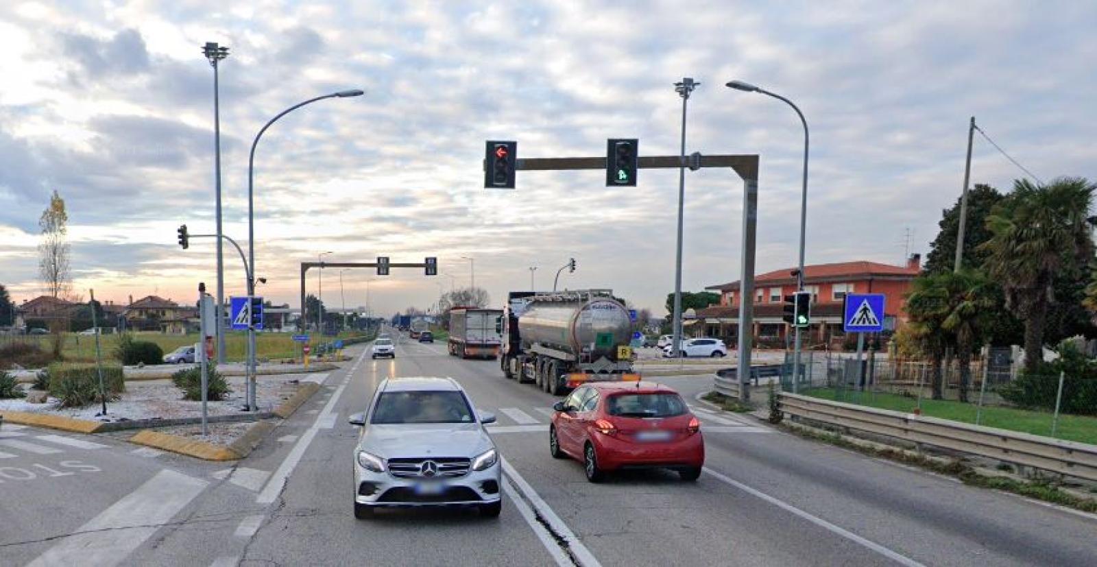 Il semaforo di Valli va in tilt, traffico nel caos