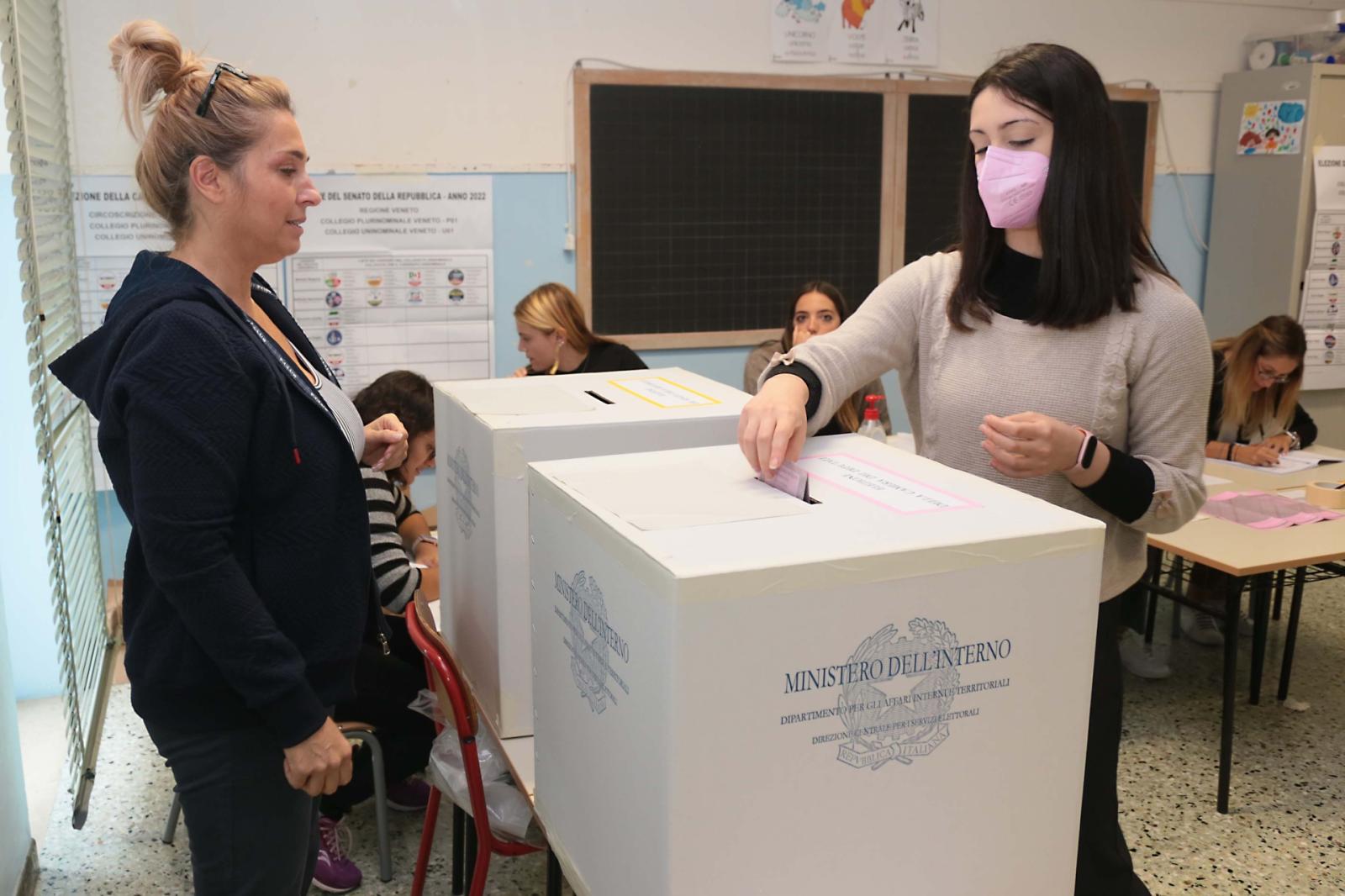 La met&agrave; degli elettori alle urne alle 19