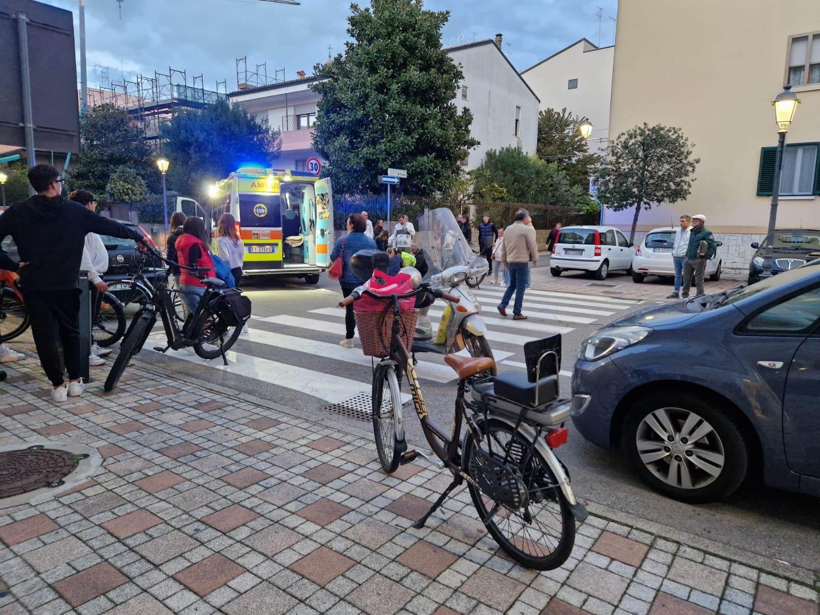 Falcia nonnina con la bici elettrica, &egrave; grave