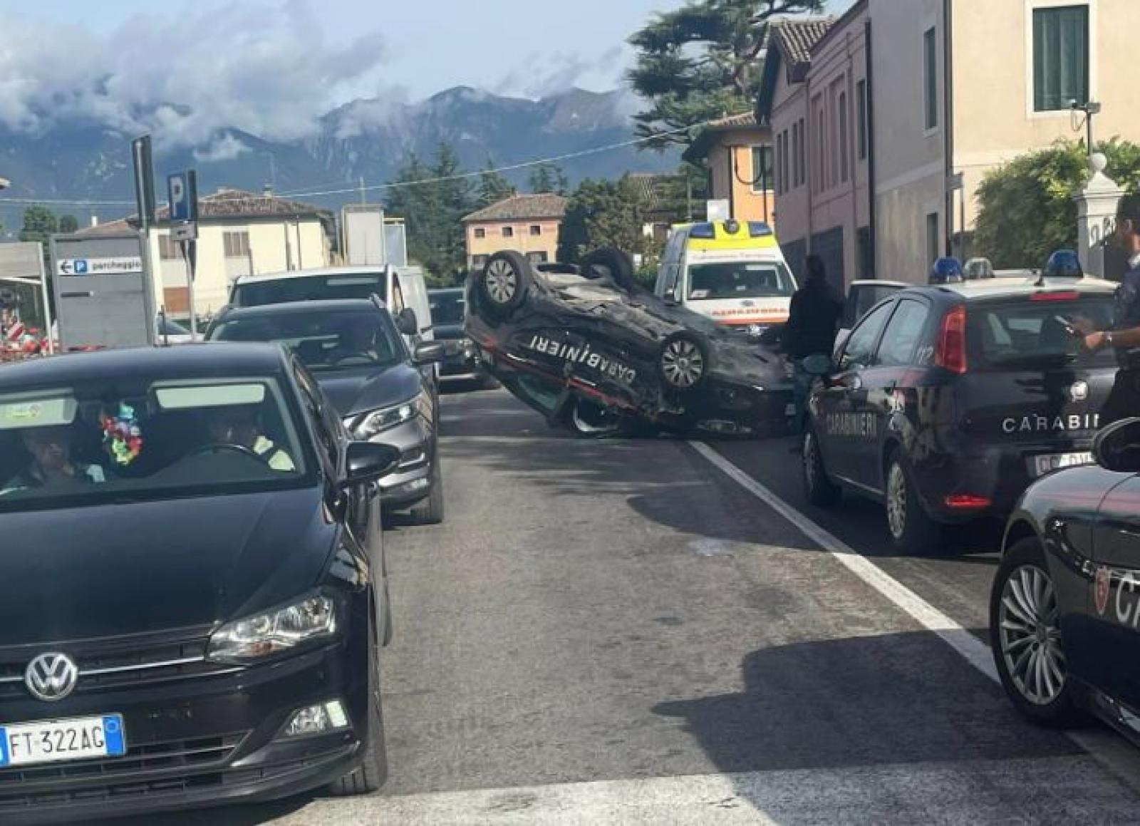 Paura e delirio in strada: 19enne uccide un ciclista e causa decine di incidenti. Fermato