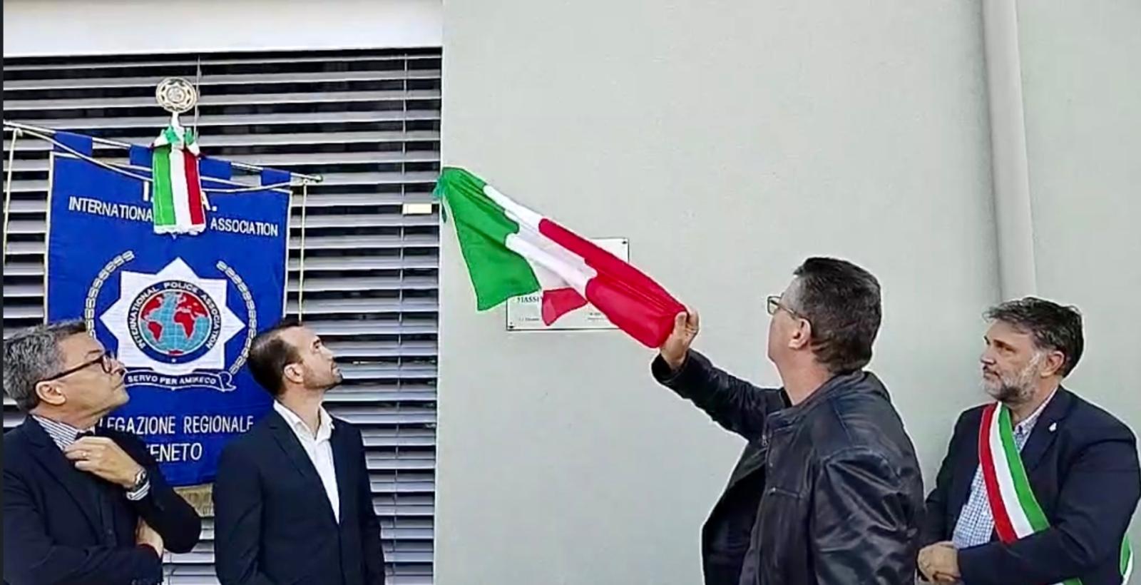 Silenzio e lacrime per Massimo