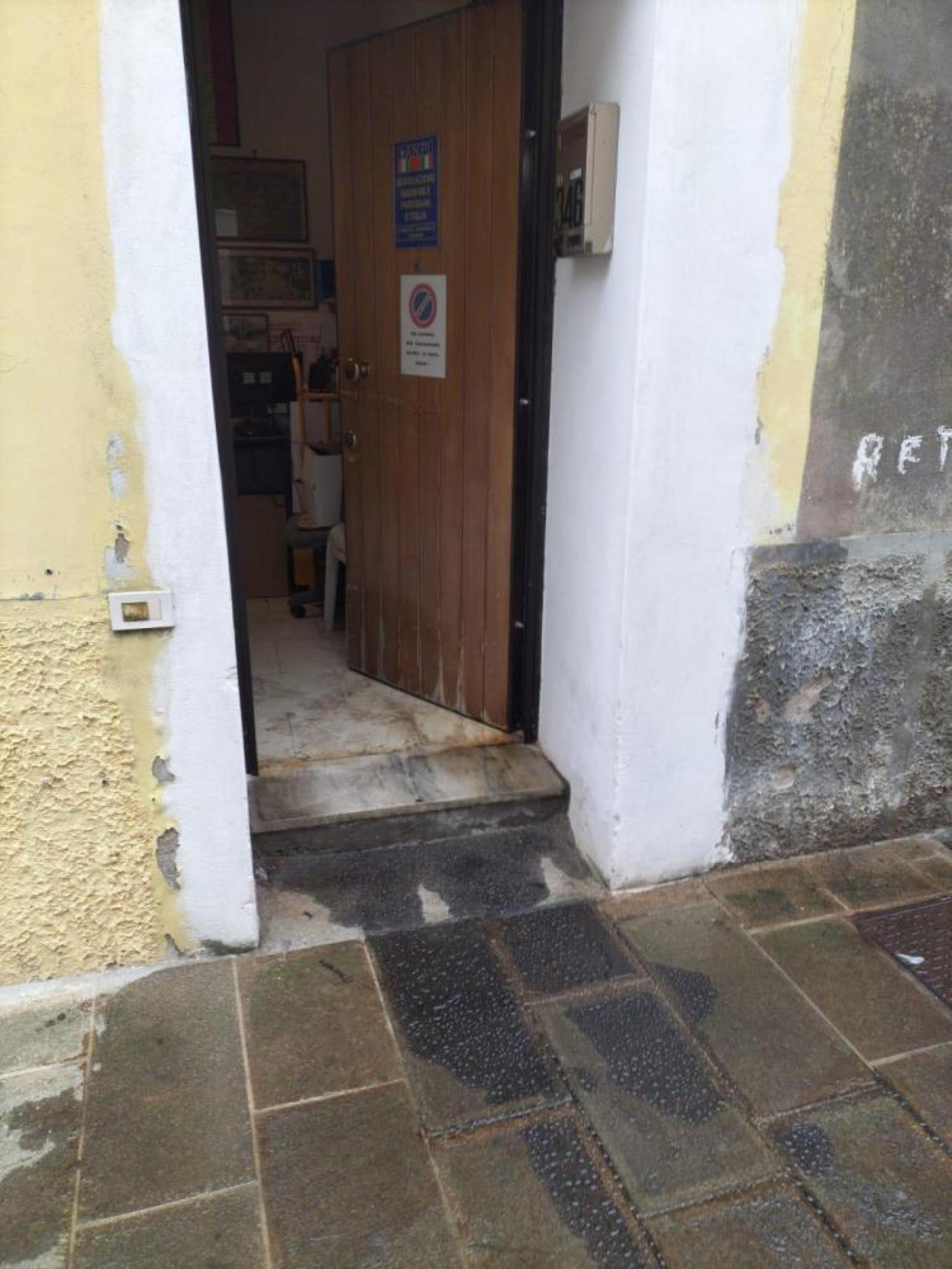 Benzina sulla sede di Anpi "atto intimidatorio"