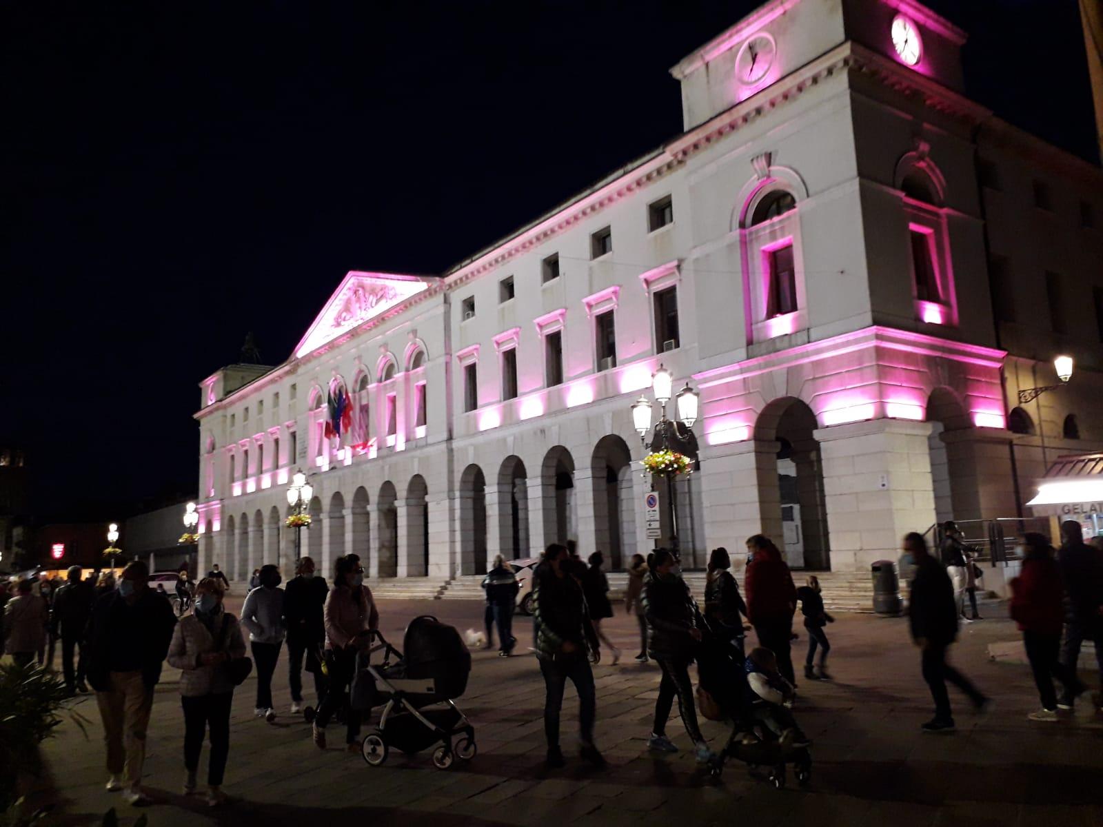 Prevenzione del tumore al seno, municipio in rosa