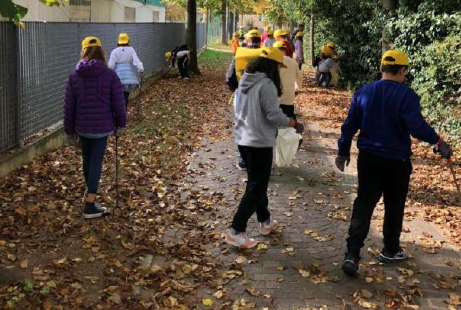 I ragazzi si rimboccano le maniche e puliscono il paese