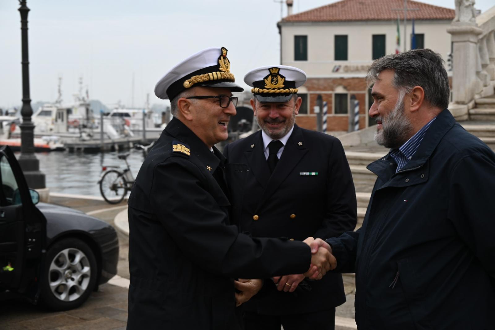 L&rsquo;ammiraglio in visita al Porto