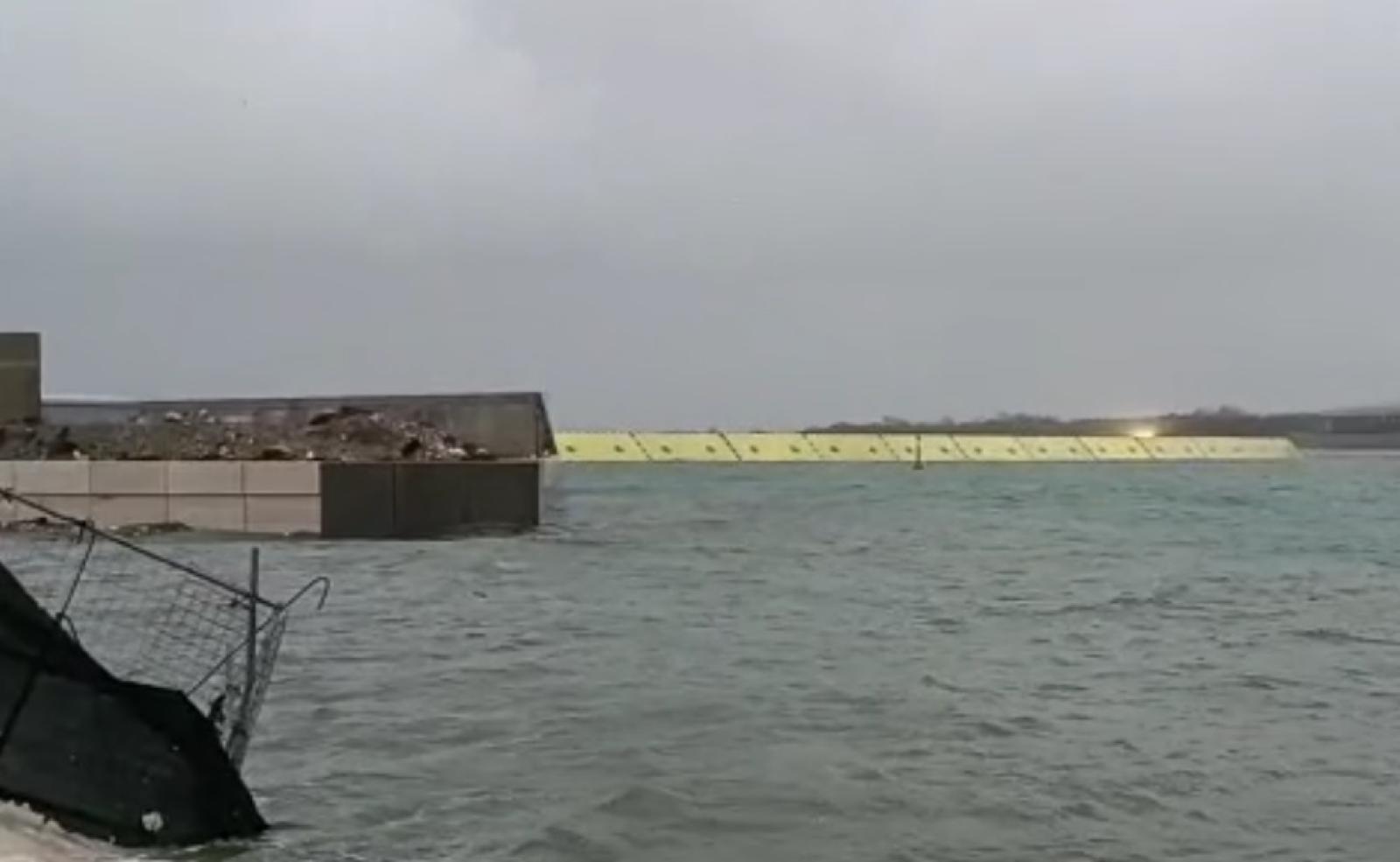 Gi&ugrave; le paratie Mose per far defluire la laguna