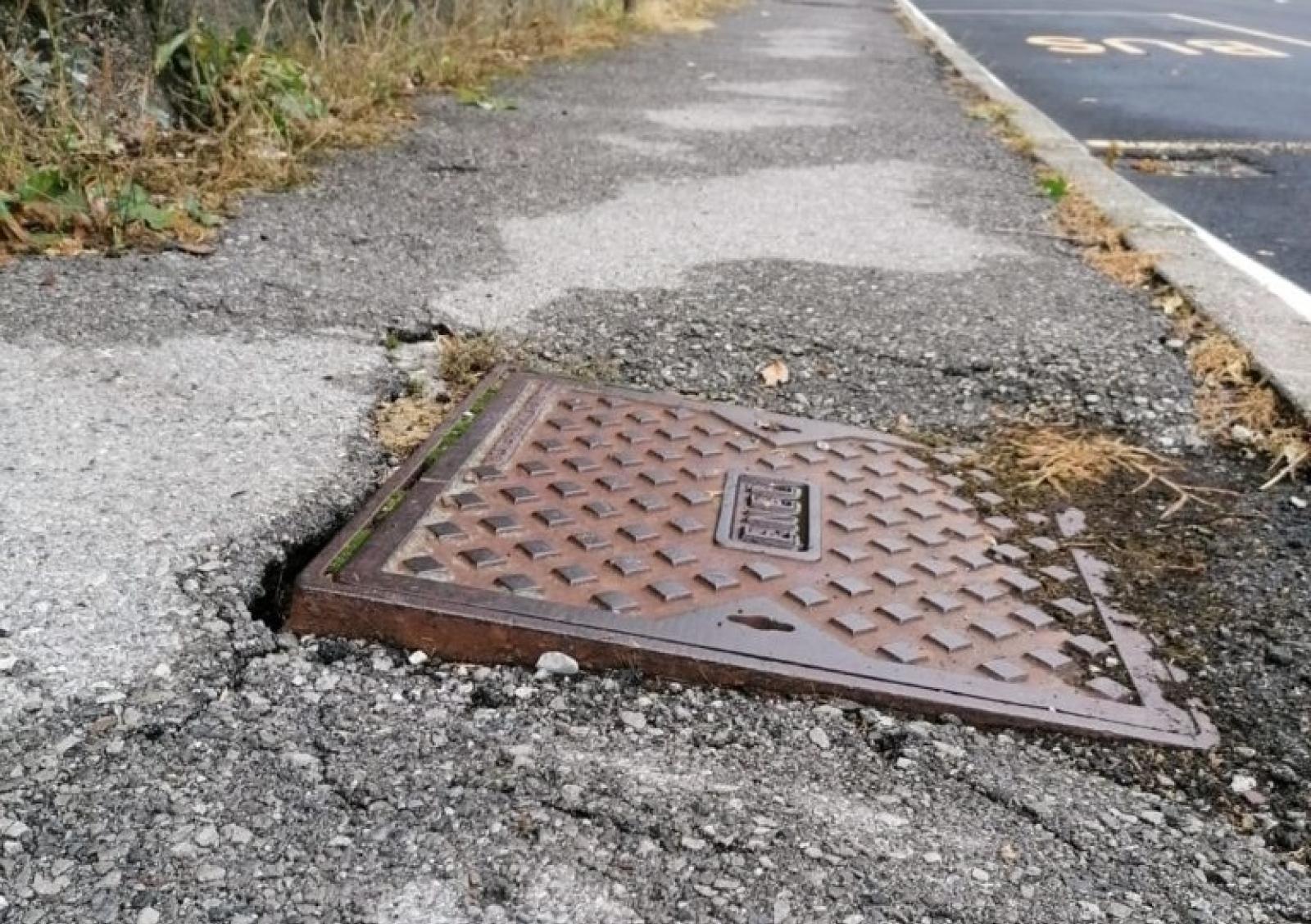 Inciampa sul tombino e fa causa al Comune