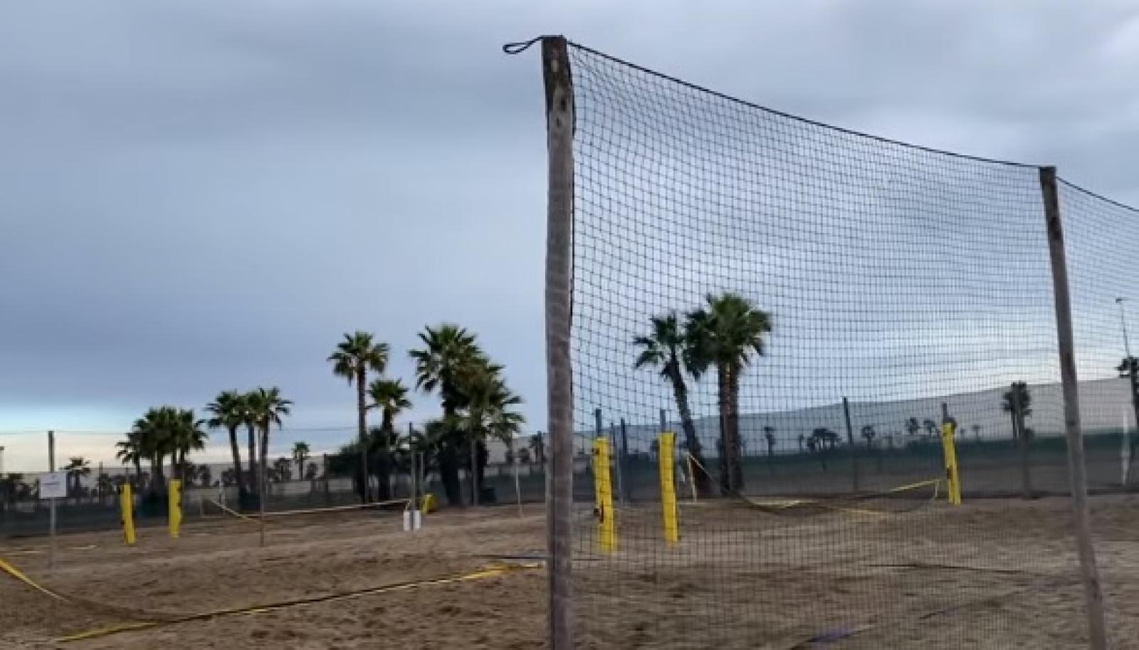 Vandali distruggono i campi da beach tennis