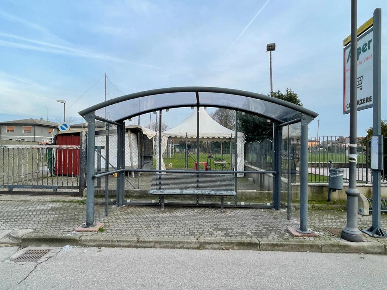 Sistemata la pensilina dei bus a Rottanova