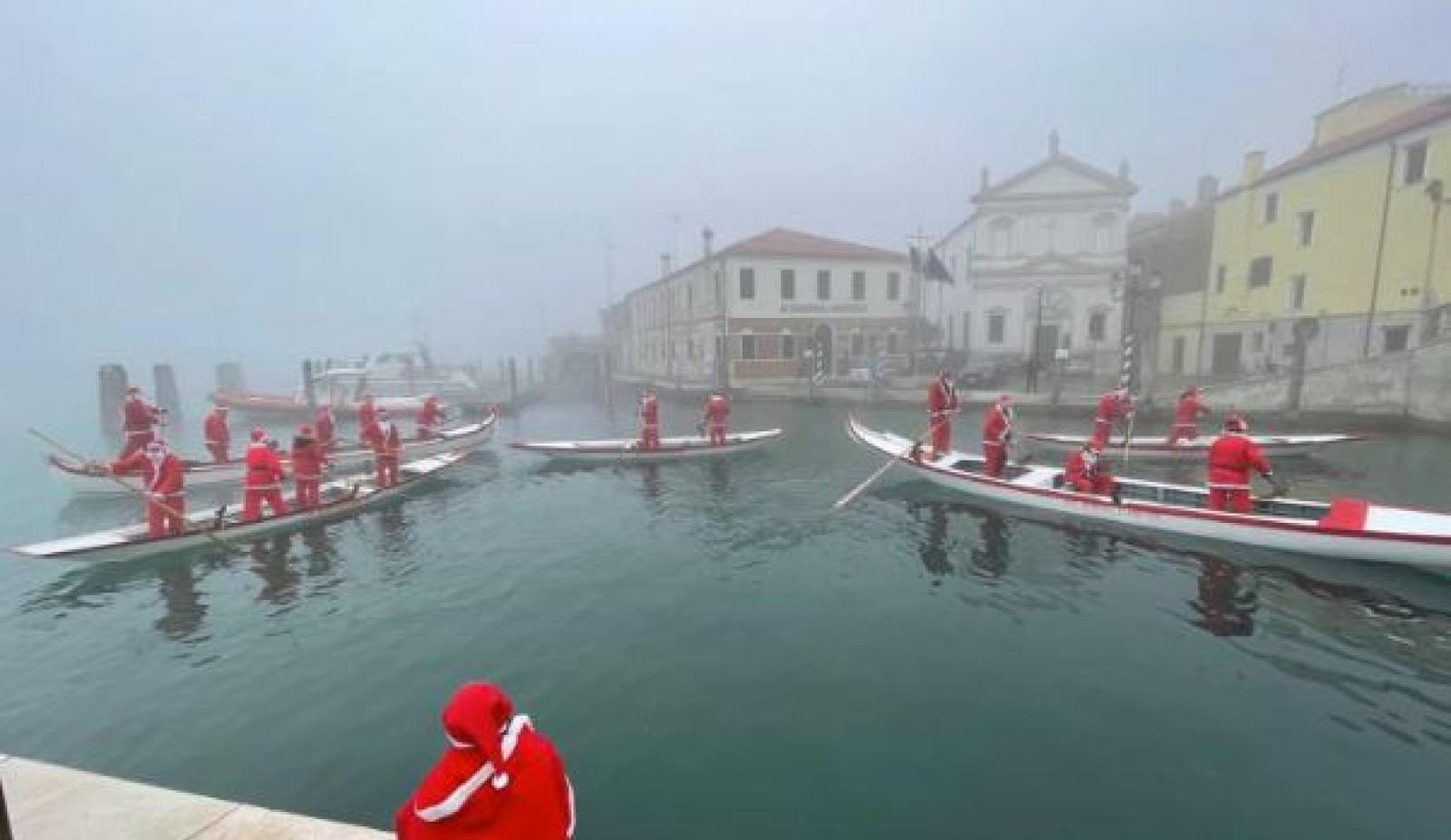 Babbo Natale corre veloce per sostenere la solidariet&agrave;