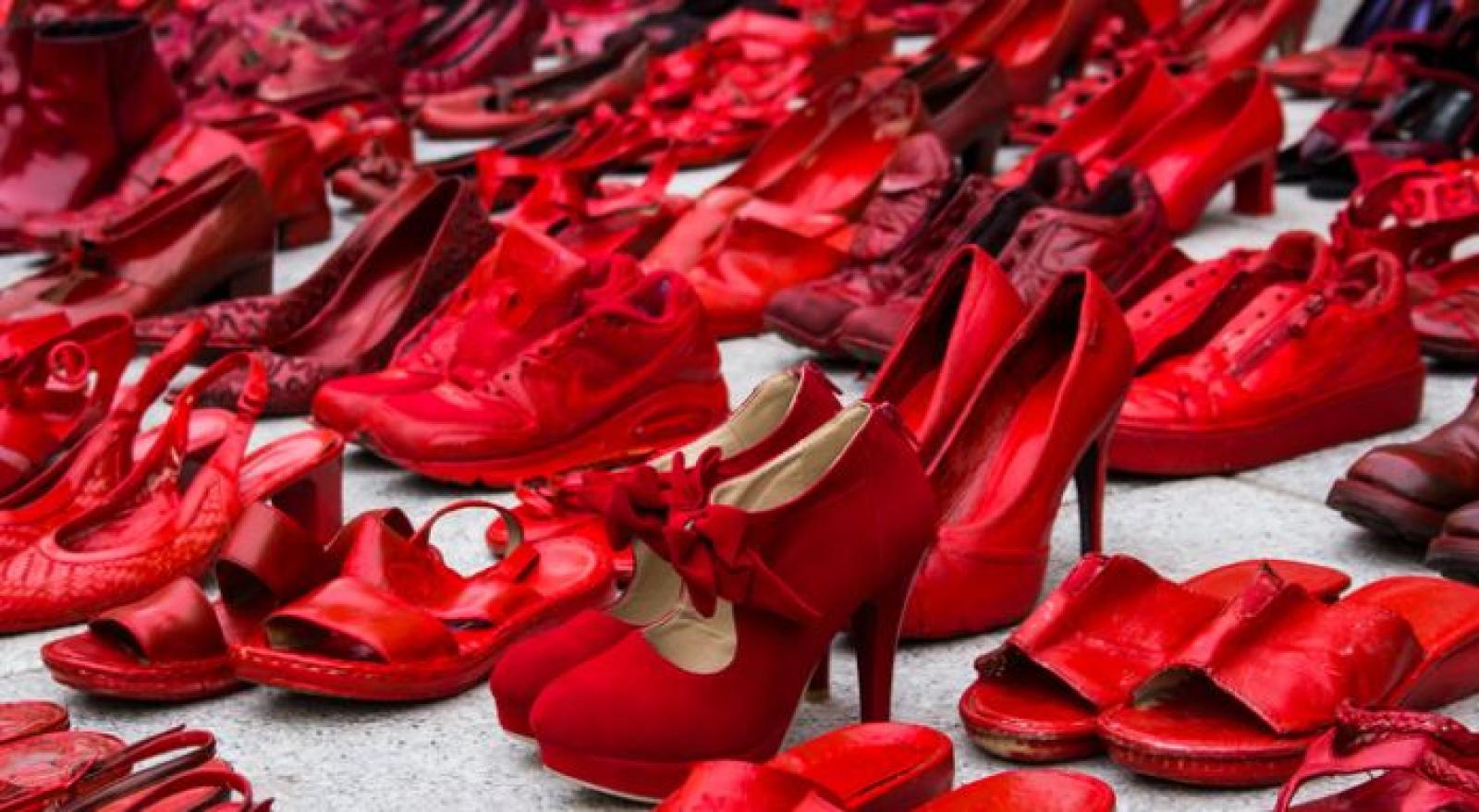 La citt&agrave; si tinge di rosso