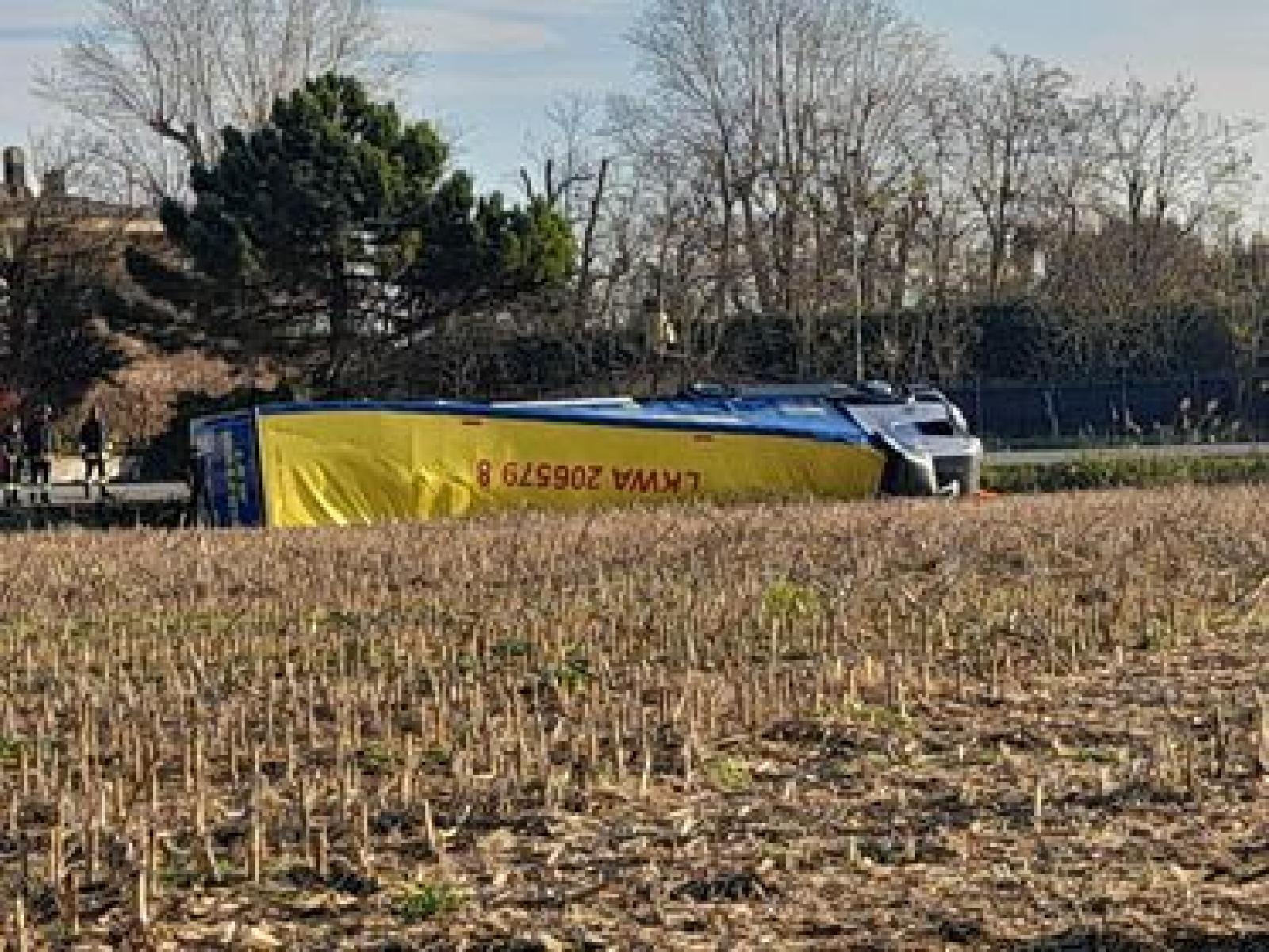 Camion si ribalta in via San Giuseppe a Ca' Lino