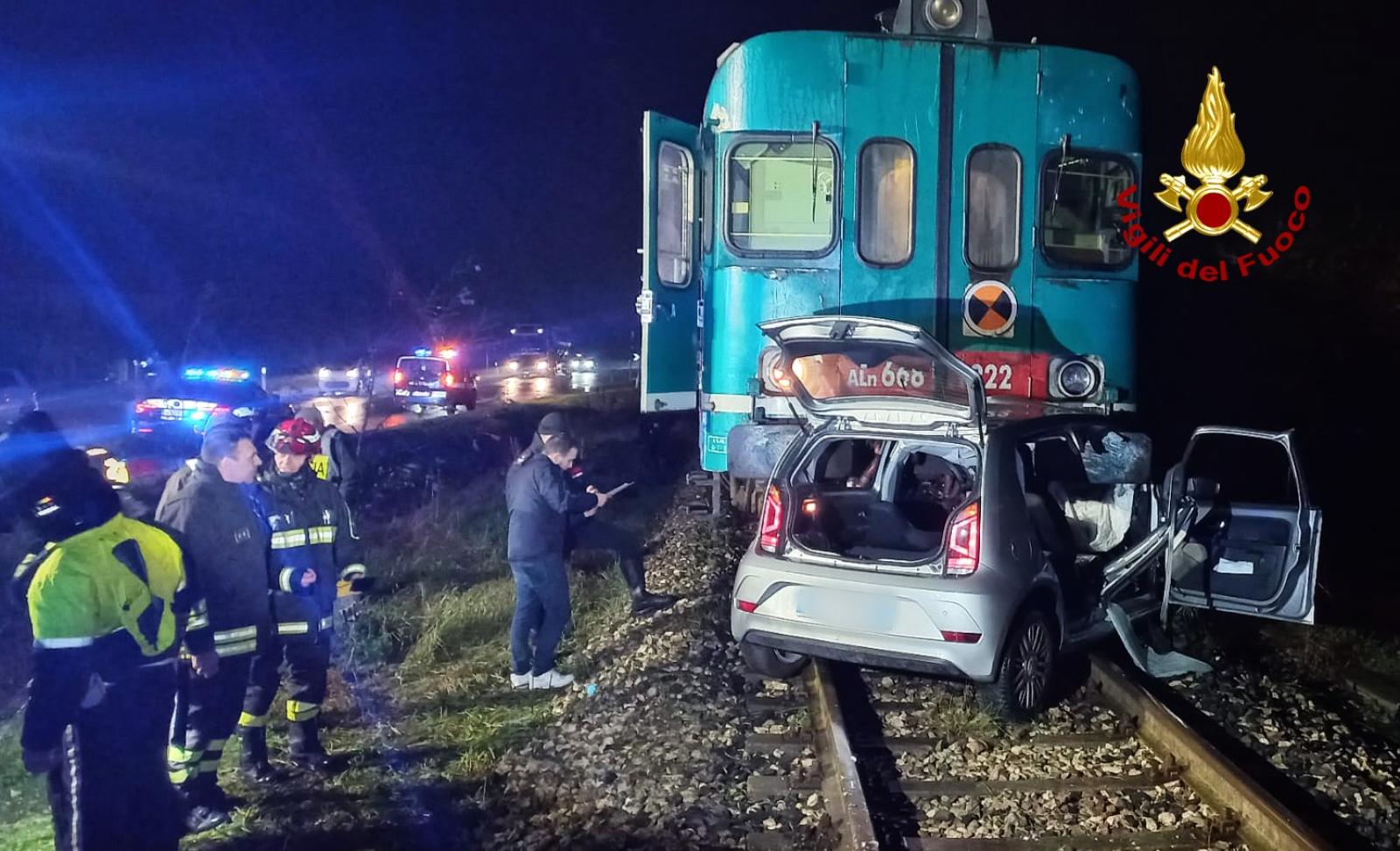 Auto travolta dal treno, c'&egrave; un ferito