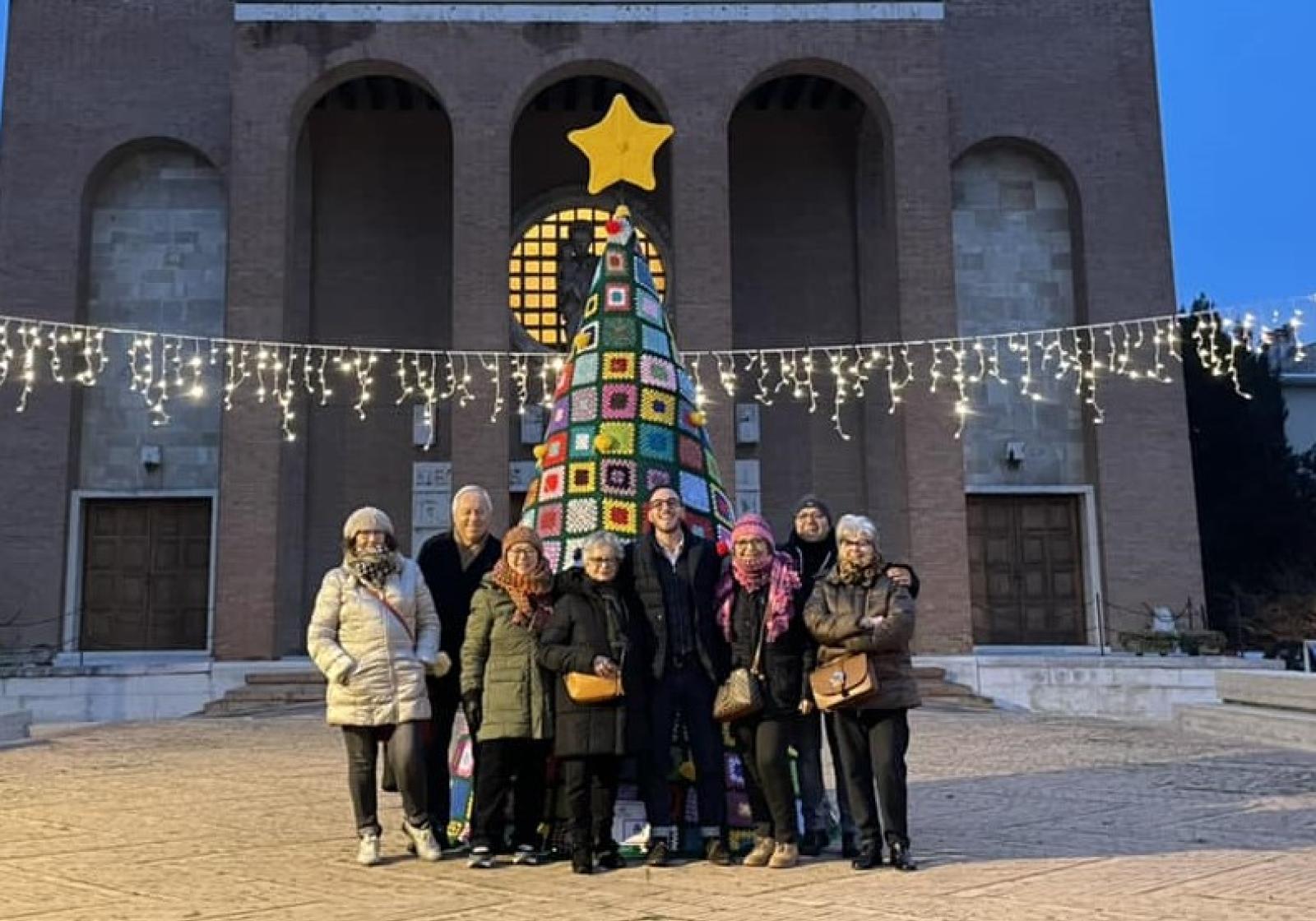 L&rsquo;albero fatto a mano si accende a San Giuseppe