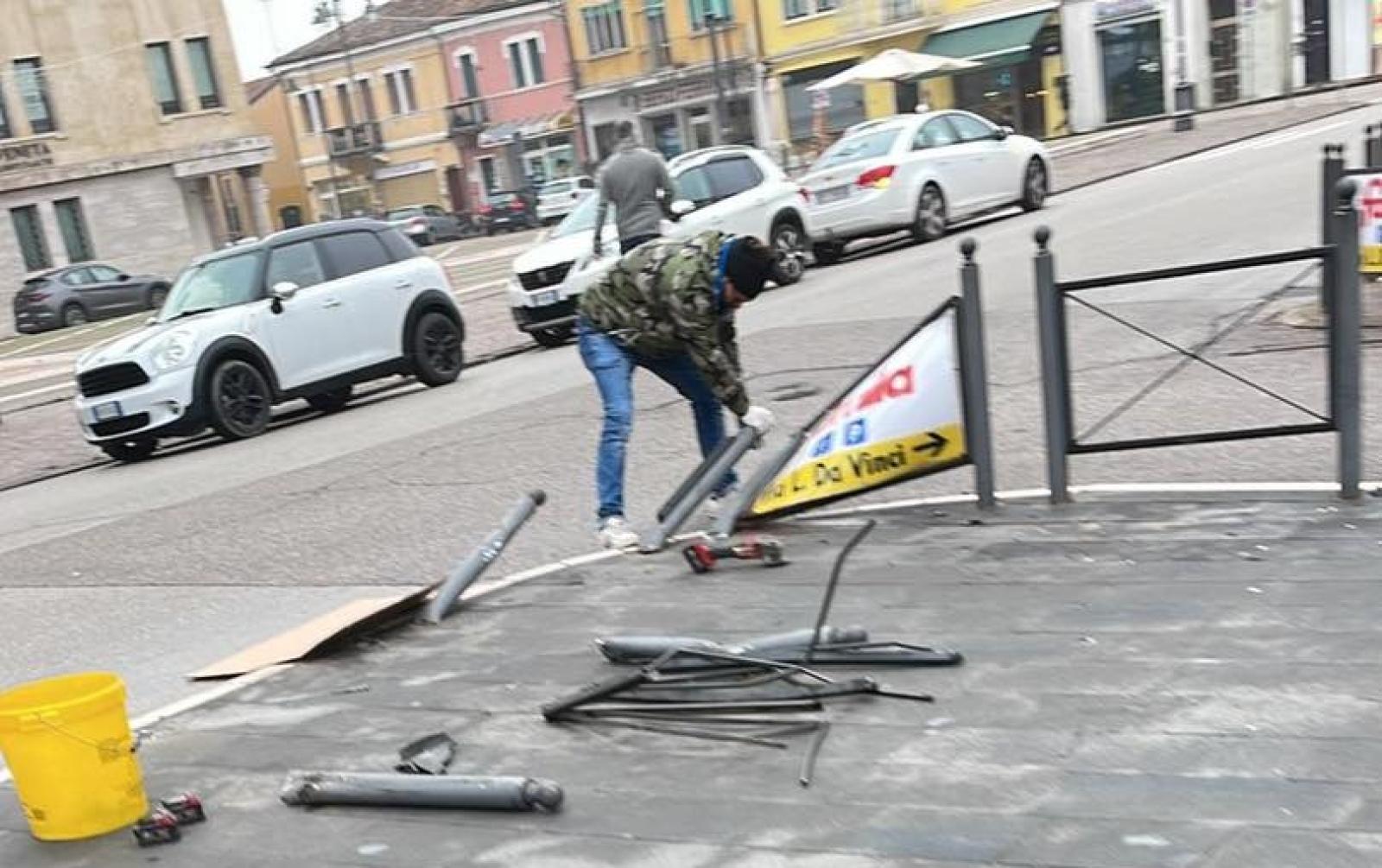 Centra le protezioni del marciapiede e fugge