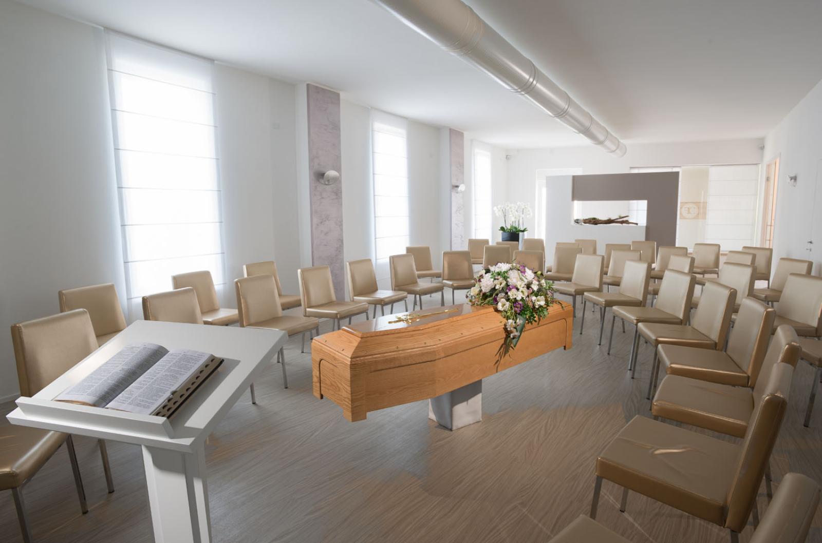 Passi avanti per la sala del commiato