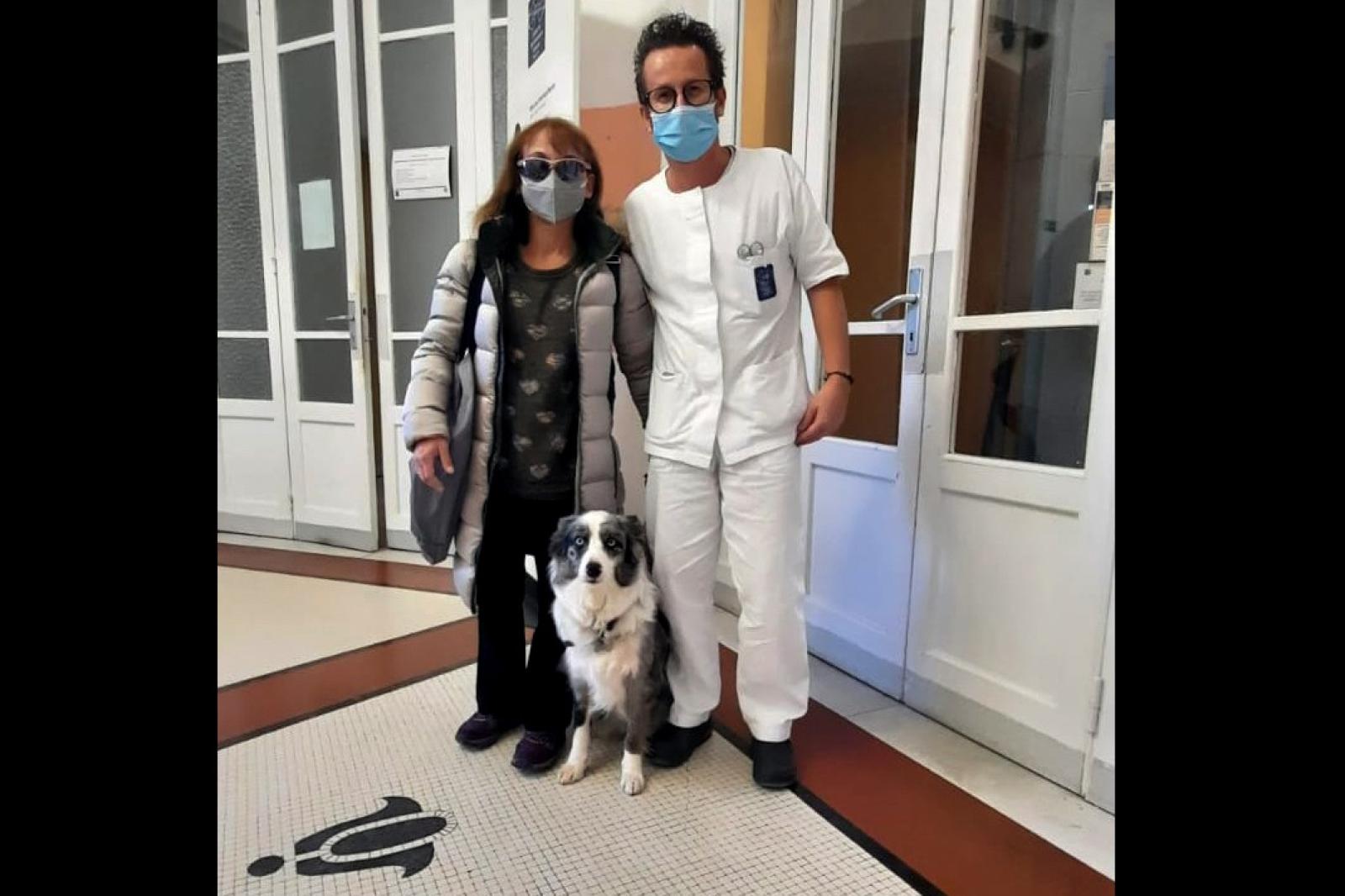 La padrona ha una crisi, il cane le porta le medicine