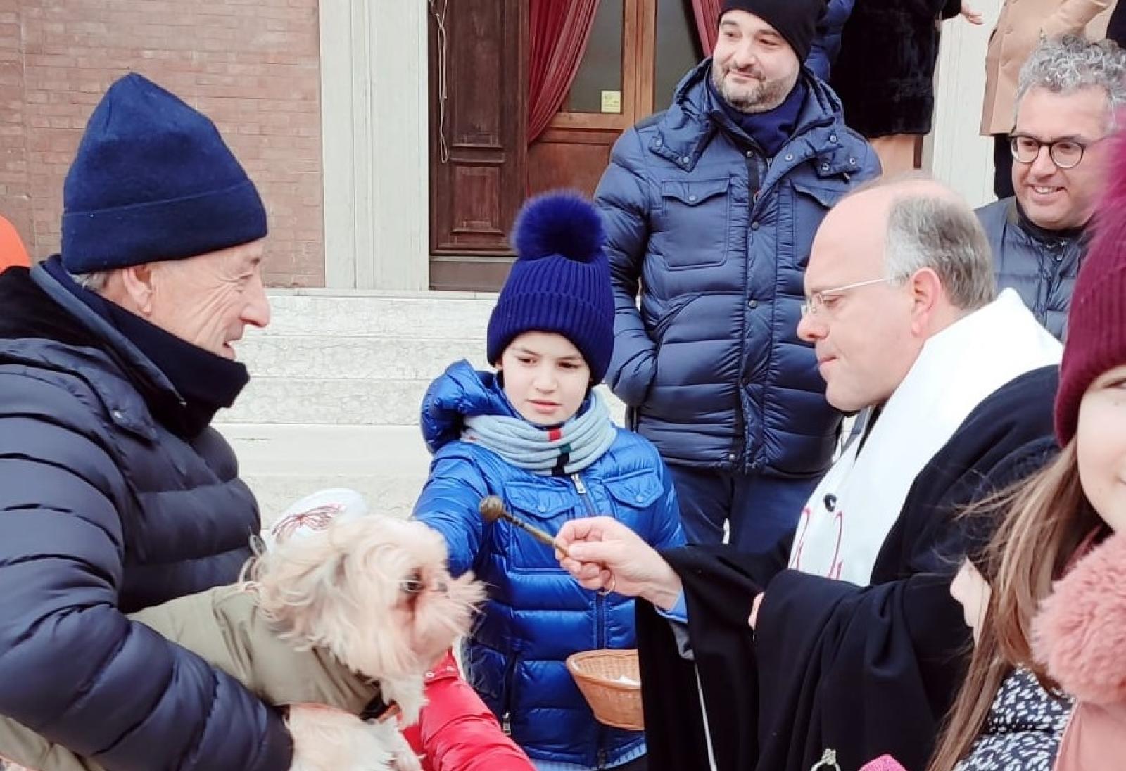 Benedizione dei cani sul sagrato del Duomo