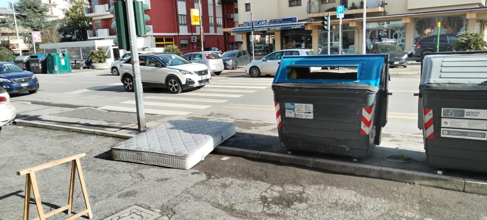 Lascia il materasso matrimoniale sul marciapiede