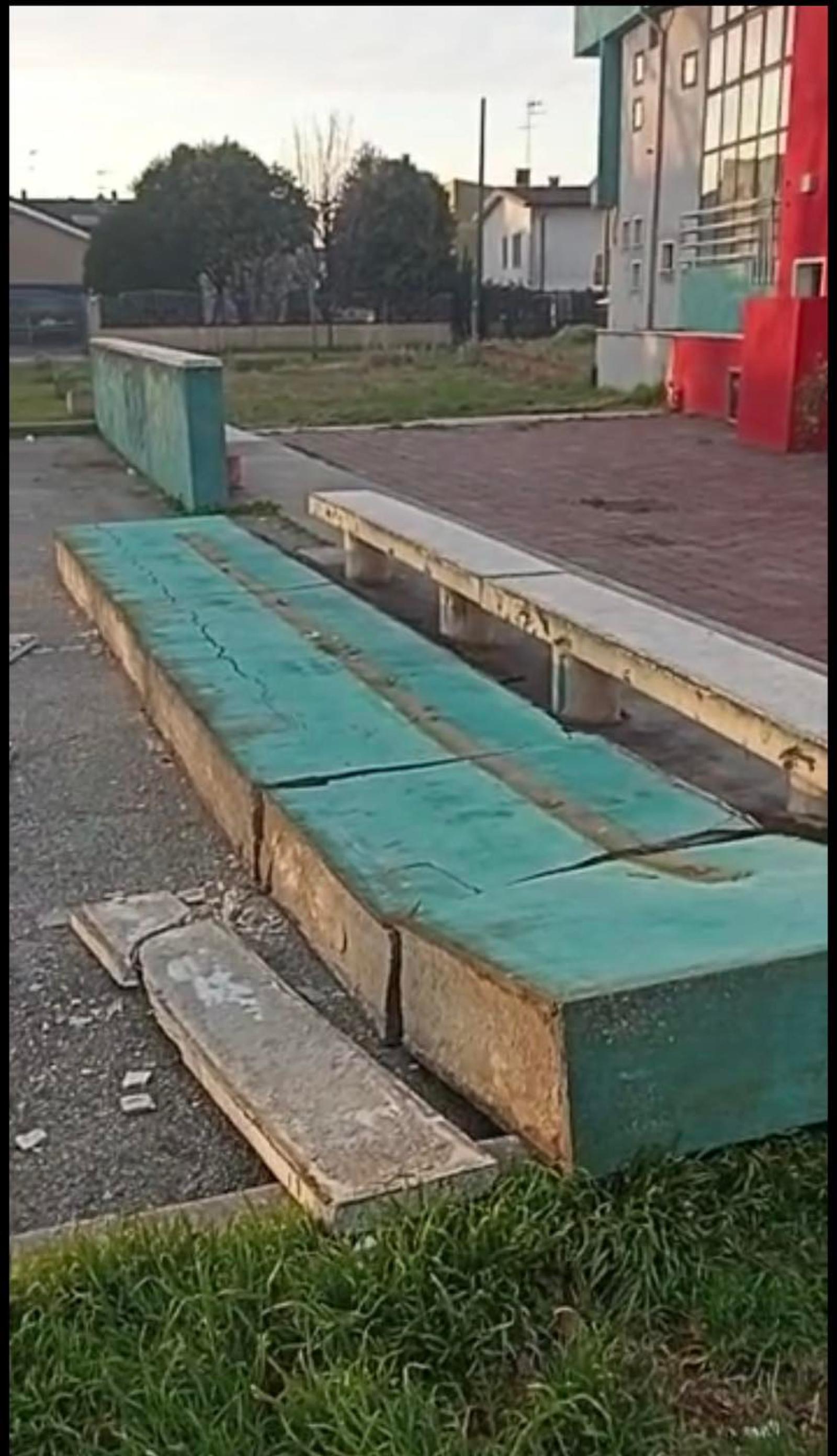 Vandali abbattono il muro della scuola: "Caccia agli autori"