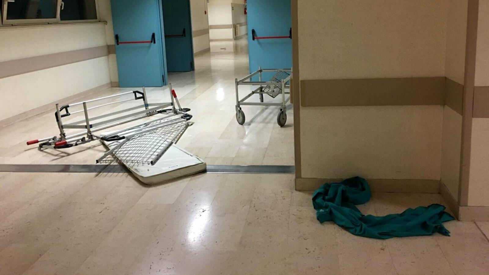 Aggredisce i sanitari in ospedale