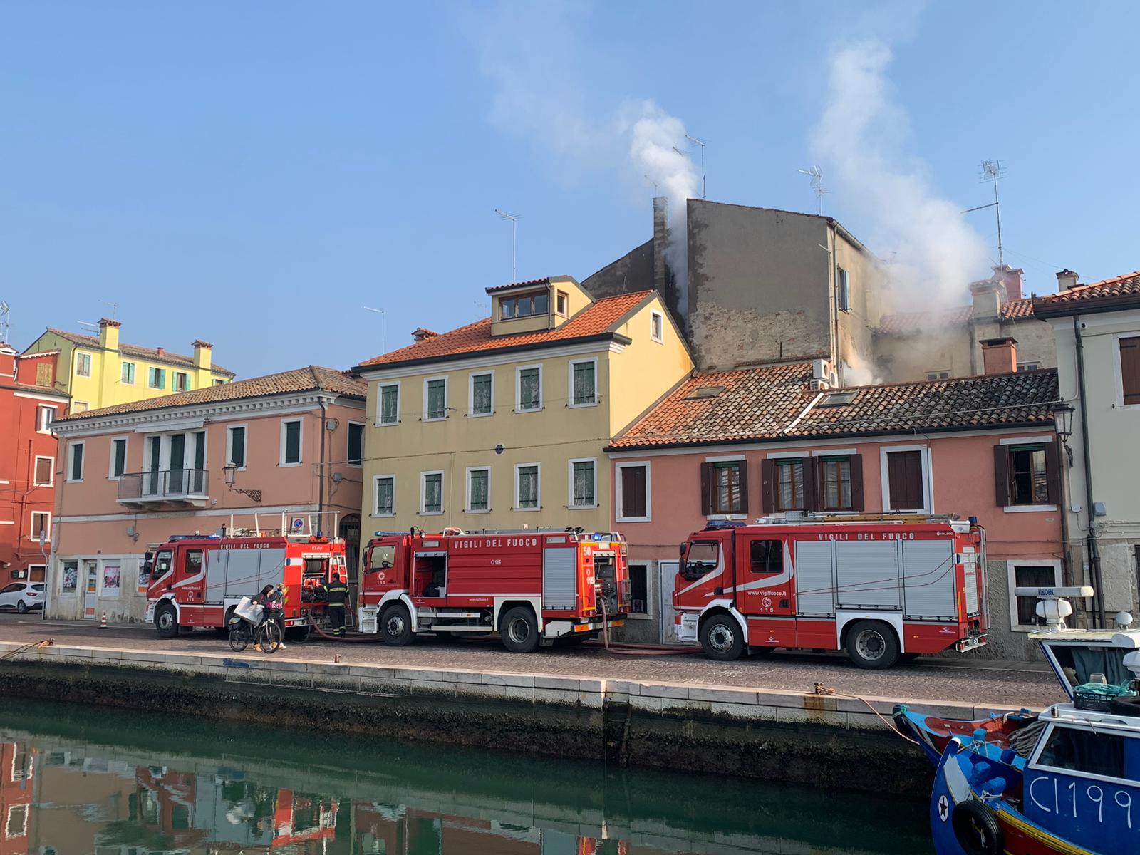 Incendio in centro storico, grave un 55enne