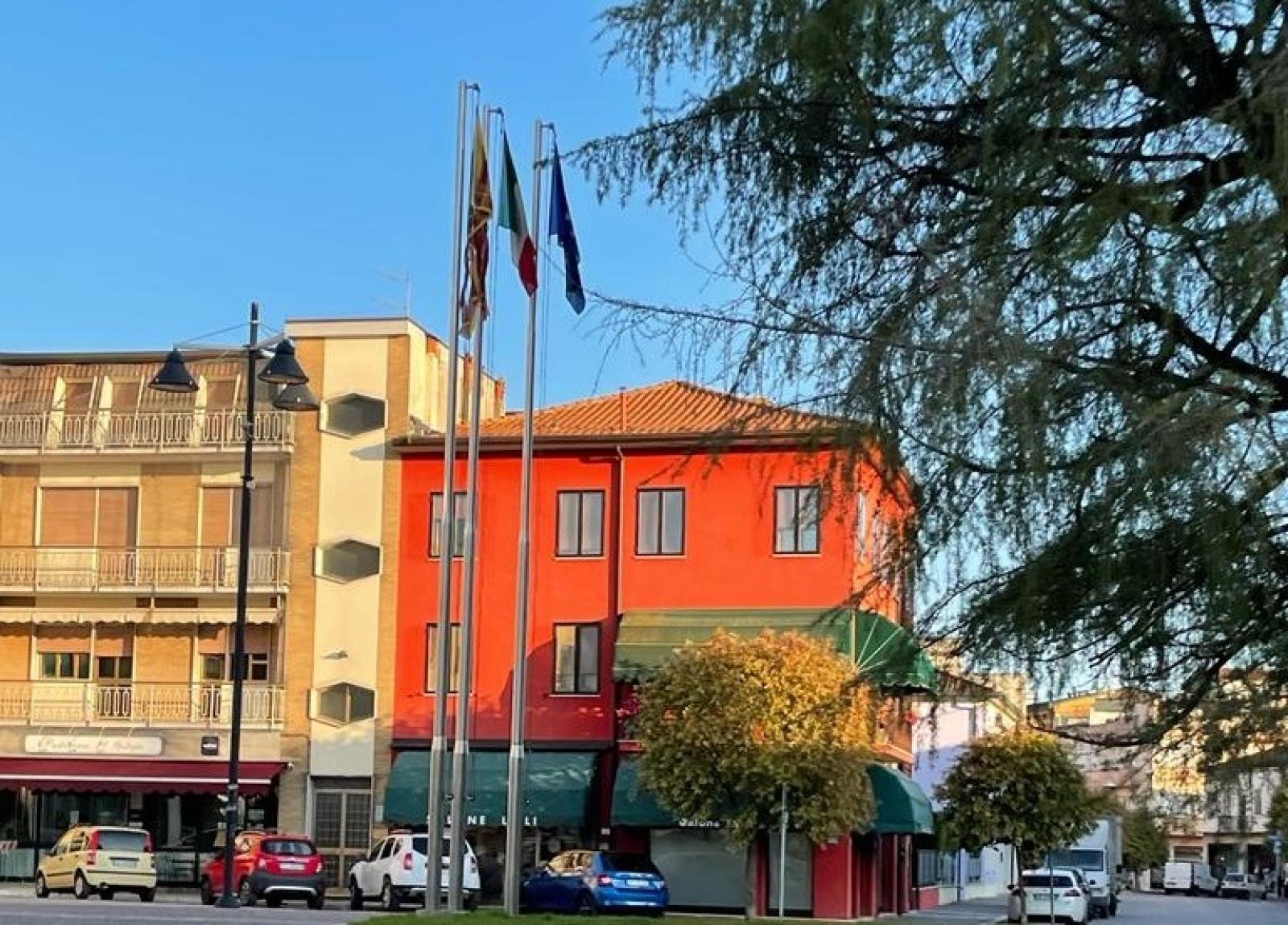 Tre nuove bandiere in piazza della Repubblica
