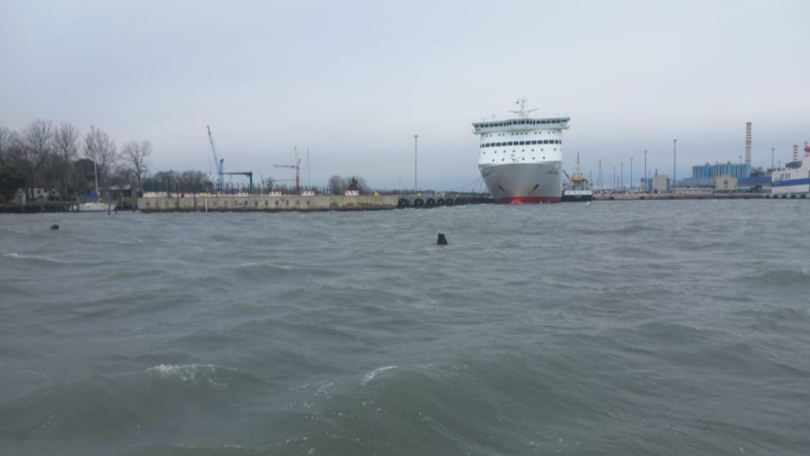Sos in laguna, un traghetto urta la banchina
