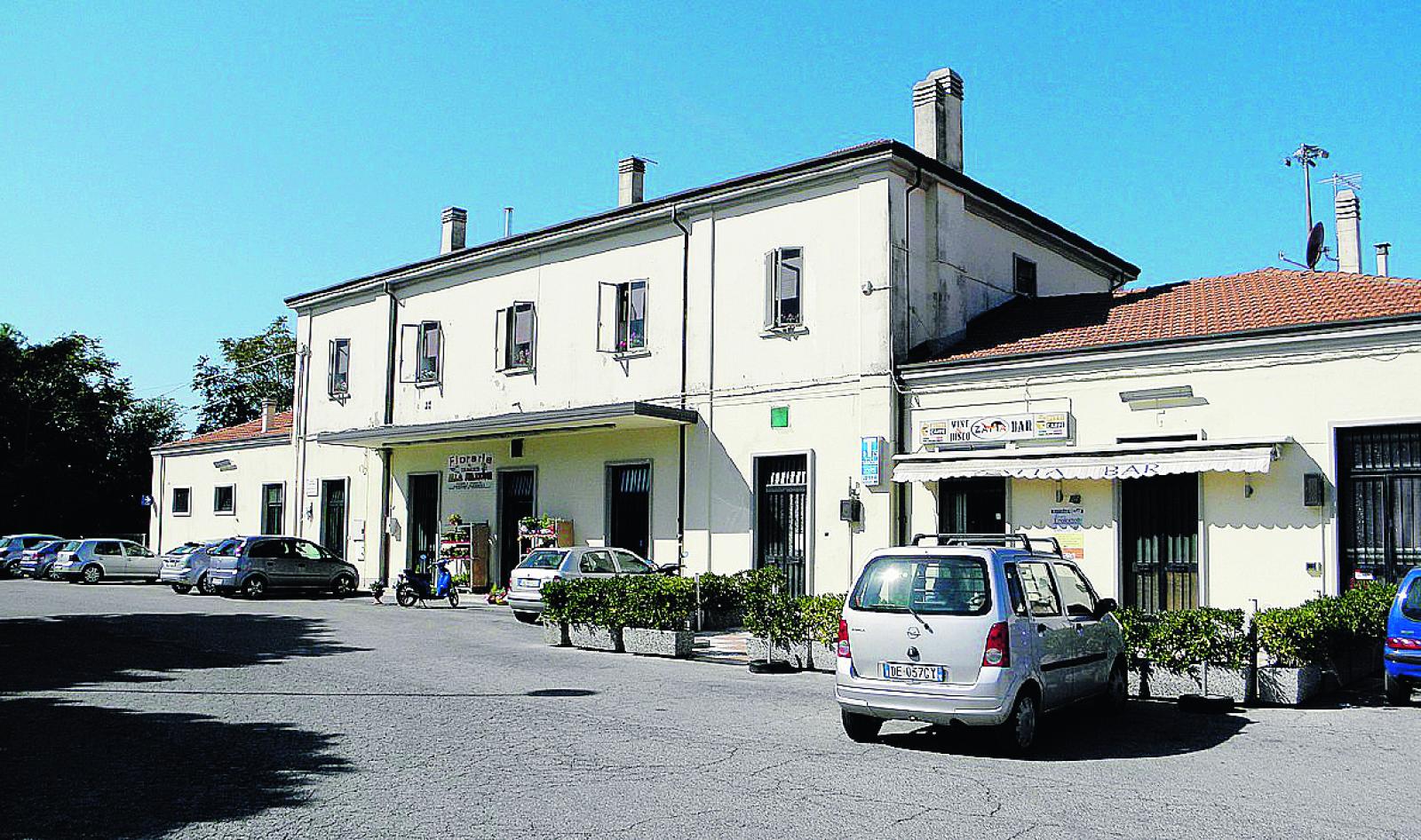 Sala d&rsquo;attesa e passaggi a livello, confronto con Rfi