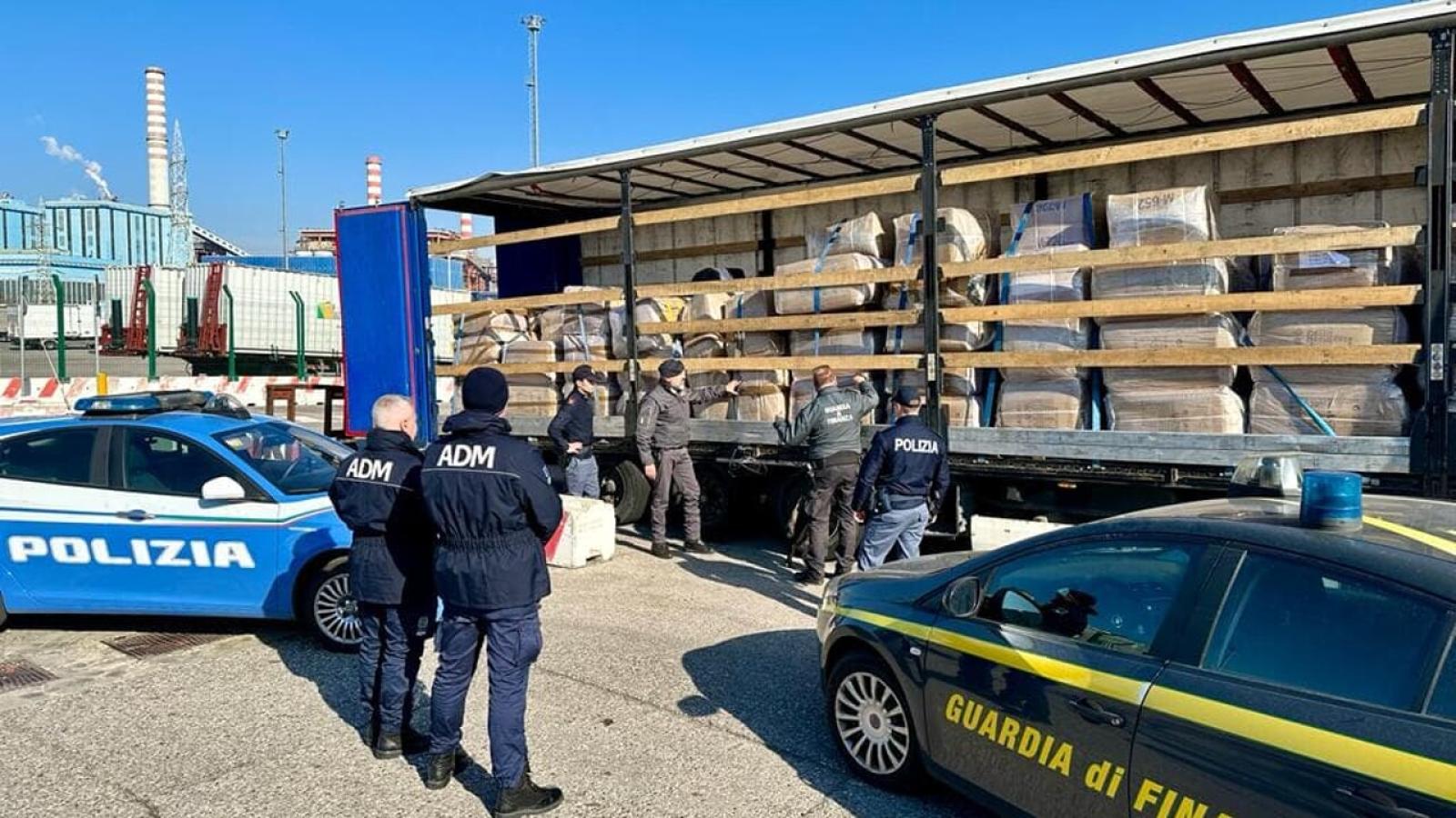 23 chili di coca nascosti in una nave cargo