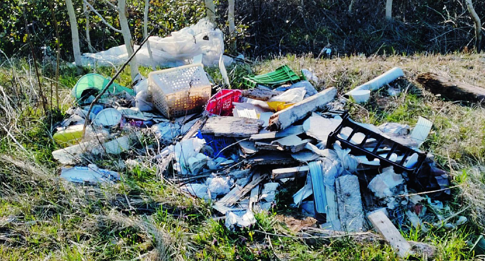 Parco degli orti tramutato in discarica