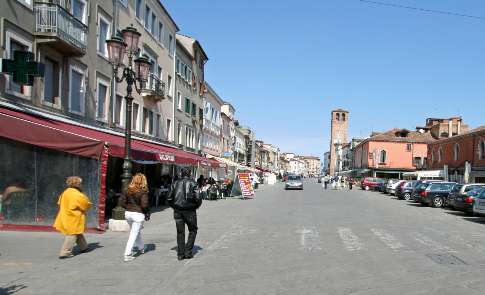 No al mercato "schiena a schiena" per i lampioni