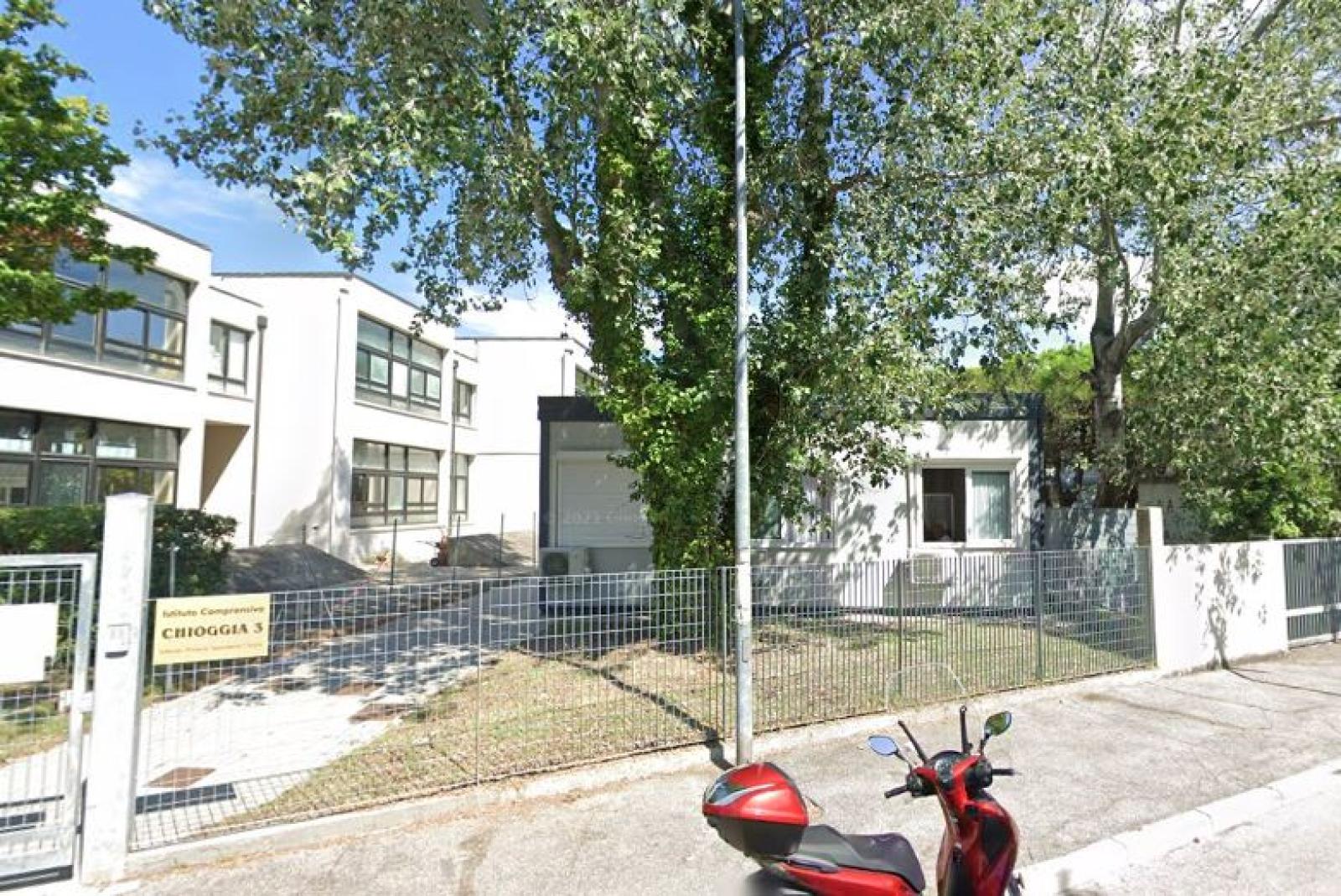 La segreteria del comprensivo via dal container