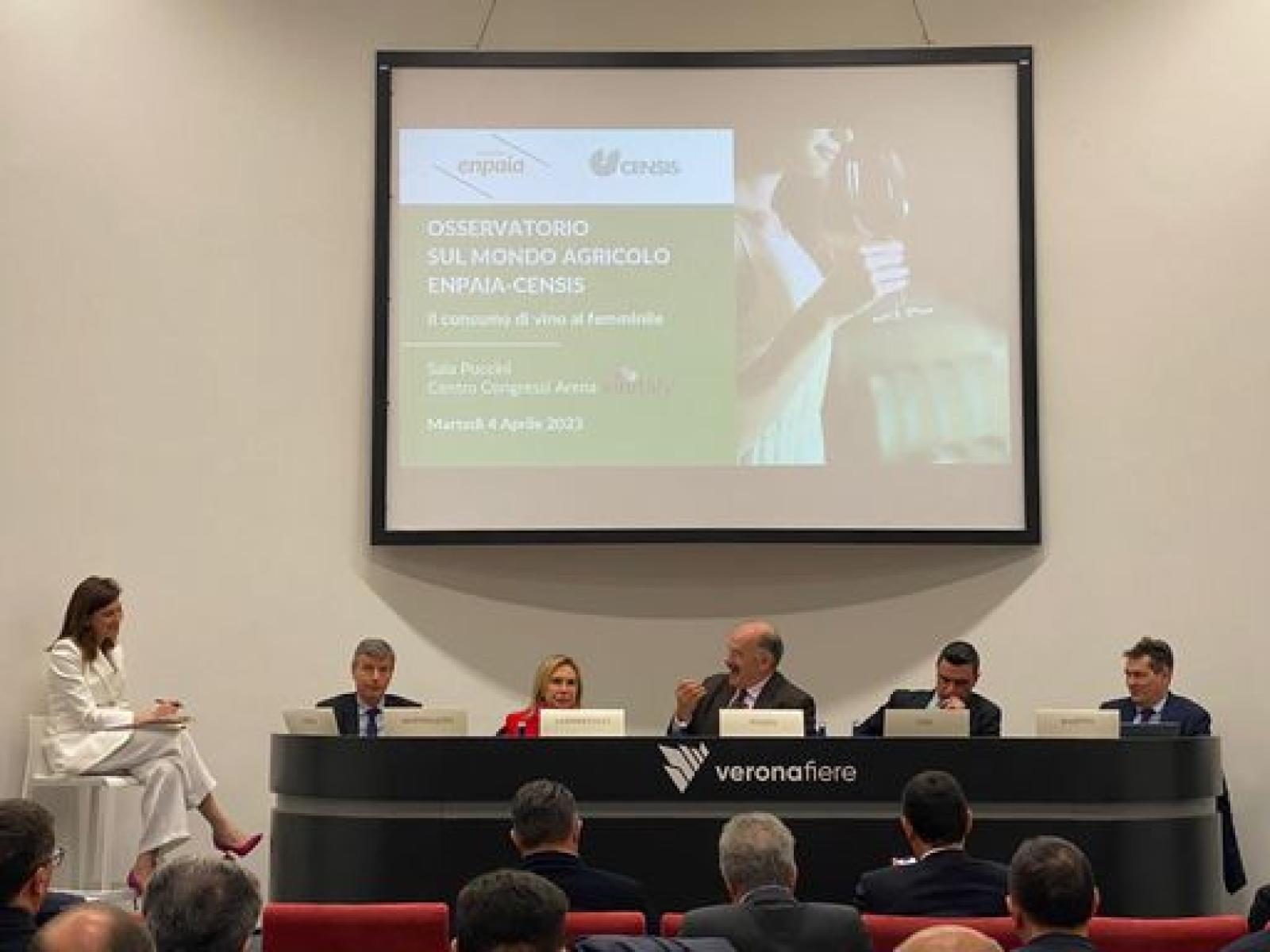 Oltre 12,1 milioni di donne bevono vino